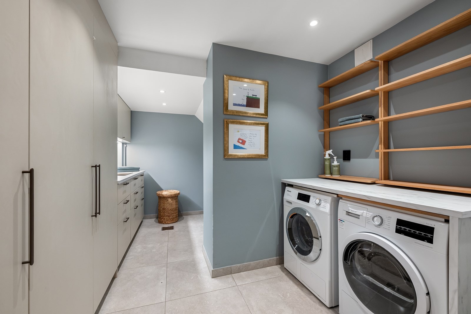 Til hoveddelen hører et romslig vaskerom med innredning fra Epok, to slukog opplegg for vaskemaskin og tørketrommel - Rommet har flislagt gulv med varmekabler, 300 liters varmtvannsbereder fra Høiax samt tilgang til feieluke Galleribilde