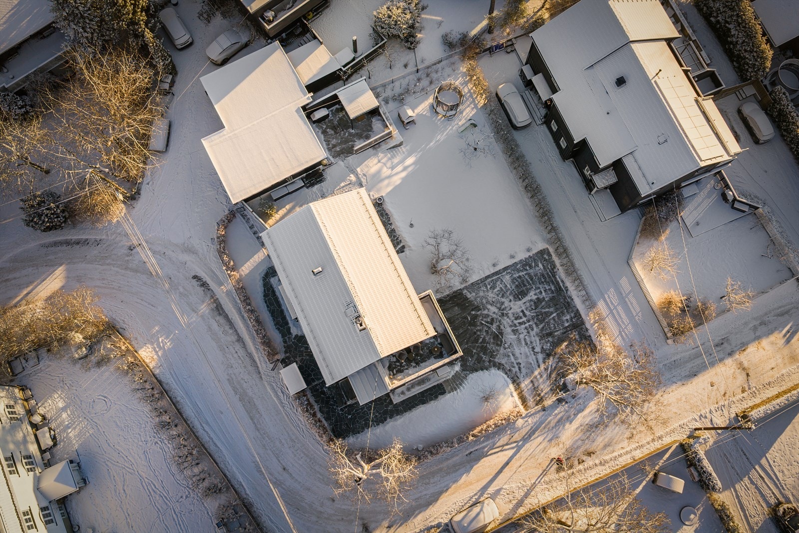 Hagen er pent opparbeidet med gressplen, prydbusker og frukttrær - et herlig uterom sommer som vinter Galleribilde