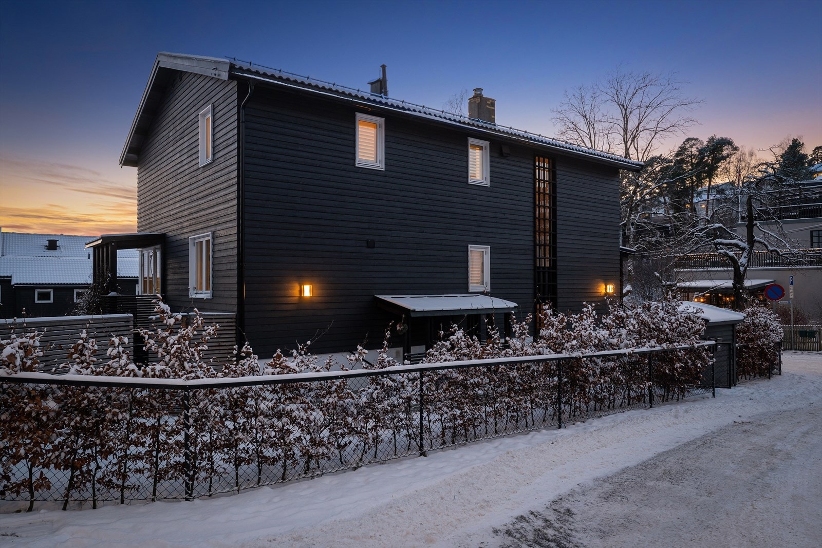 Boligen har en flott og skjermet beliggenhet i rolig gate uten gjennomgangstrafikk - Umiddelbar nærhet til den nye Vækerø stasjon (ca. 250 m), som blir en del av Fornebubanen og tar deg til Majorstuen på kun 7 minutter Galleribilde