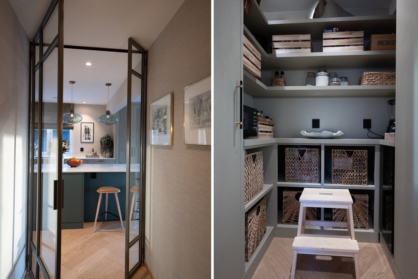 Fra kjøkkenet er det utgang til hagen via overbygget trapp, samt adkomst til praktisk spisskammers/pantry. Galleribilde