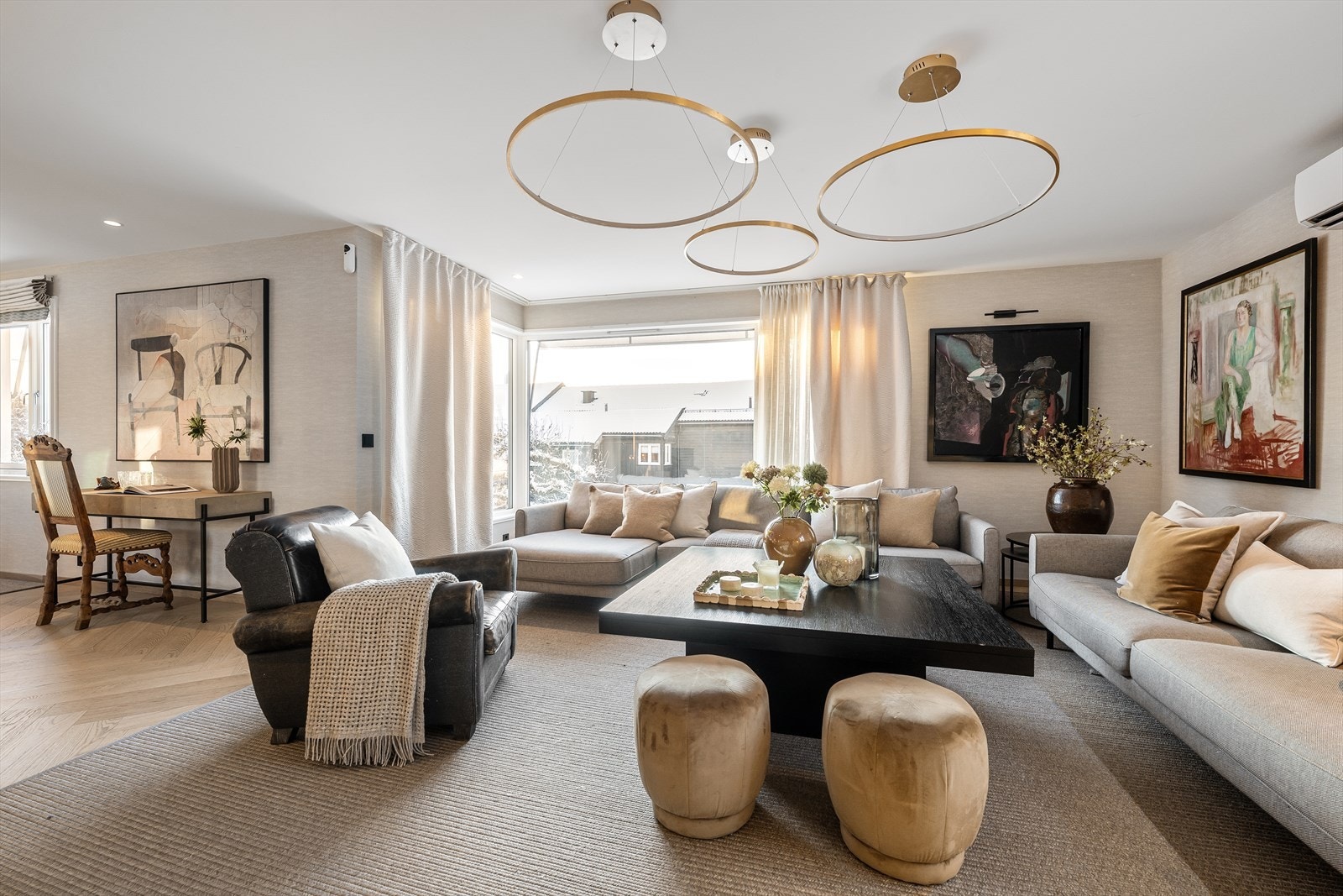 Fiskebeinsparkett med varmefolie gir god komfort og varmepumpe fra Fujitsu sørger for effektiv oppvarming, samt kjøling om sommeren, av hele første etasje - Utedelen er diskret bygget inn i kasse på husveggen Galleribilde