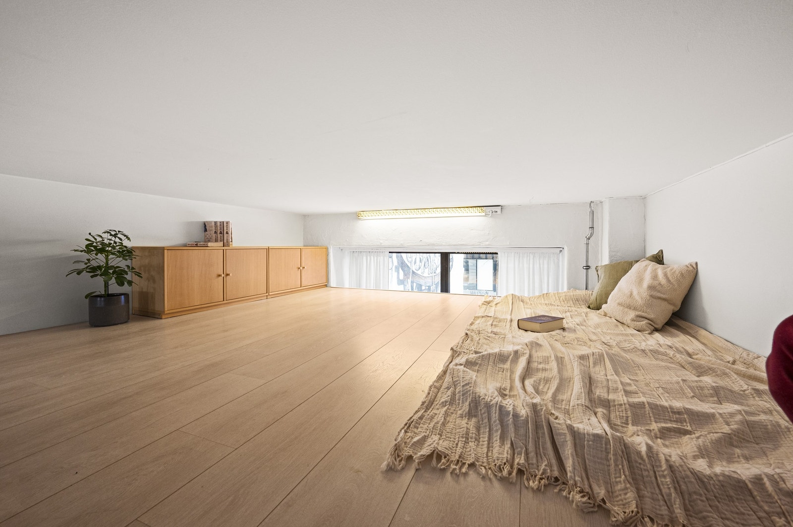 Plassen er perfekt som lesekrok eller til ekstra lagringsplass m.m. Galleribilde