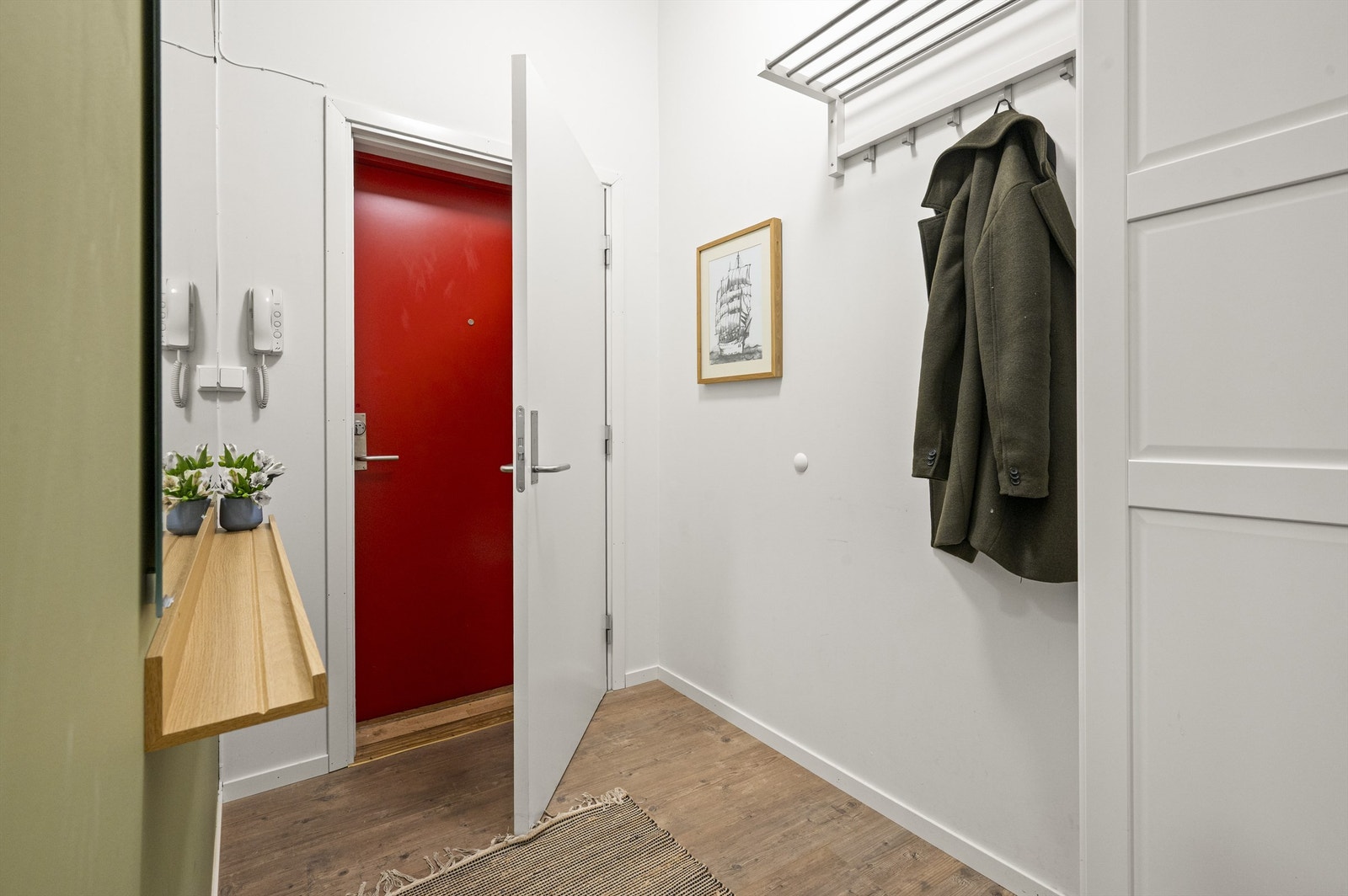 Det er adkomst via felles trappeoppgang med dørcalling. Galleribilde