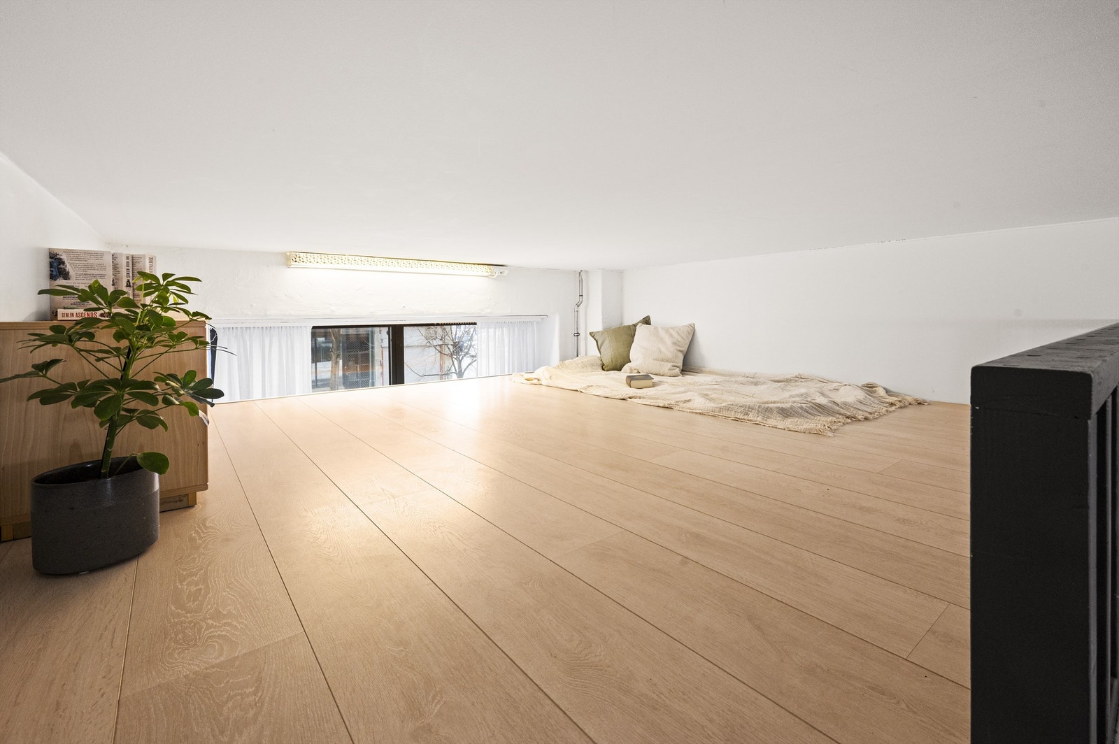 Fra kjøkkenet/stuen er det trapp opp til en praktisk hems som har gulvflate på 9 kvm. Galleribilde