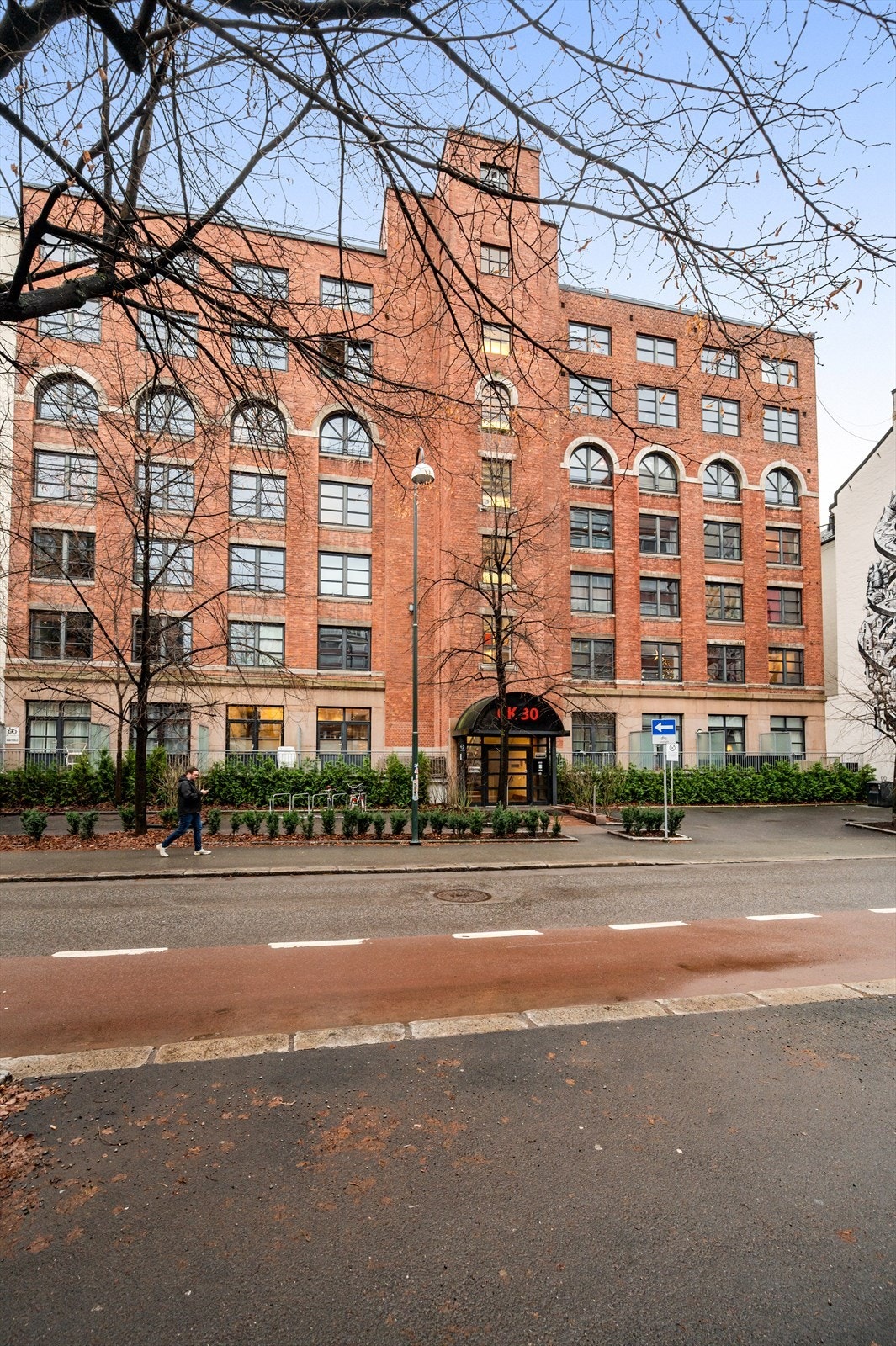 Leiligheten ligger fint til i dette historiske bygget, som er godt vedlikeholdt. Galleribilde