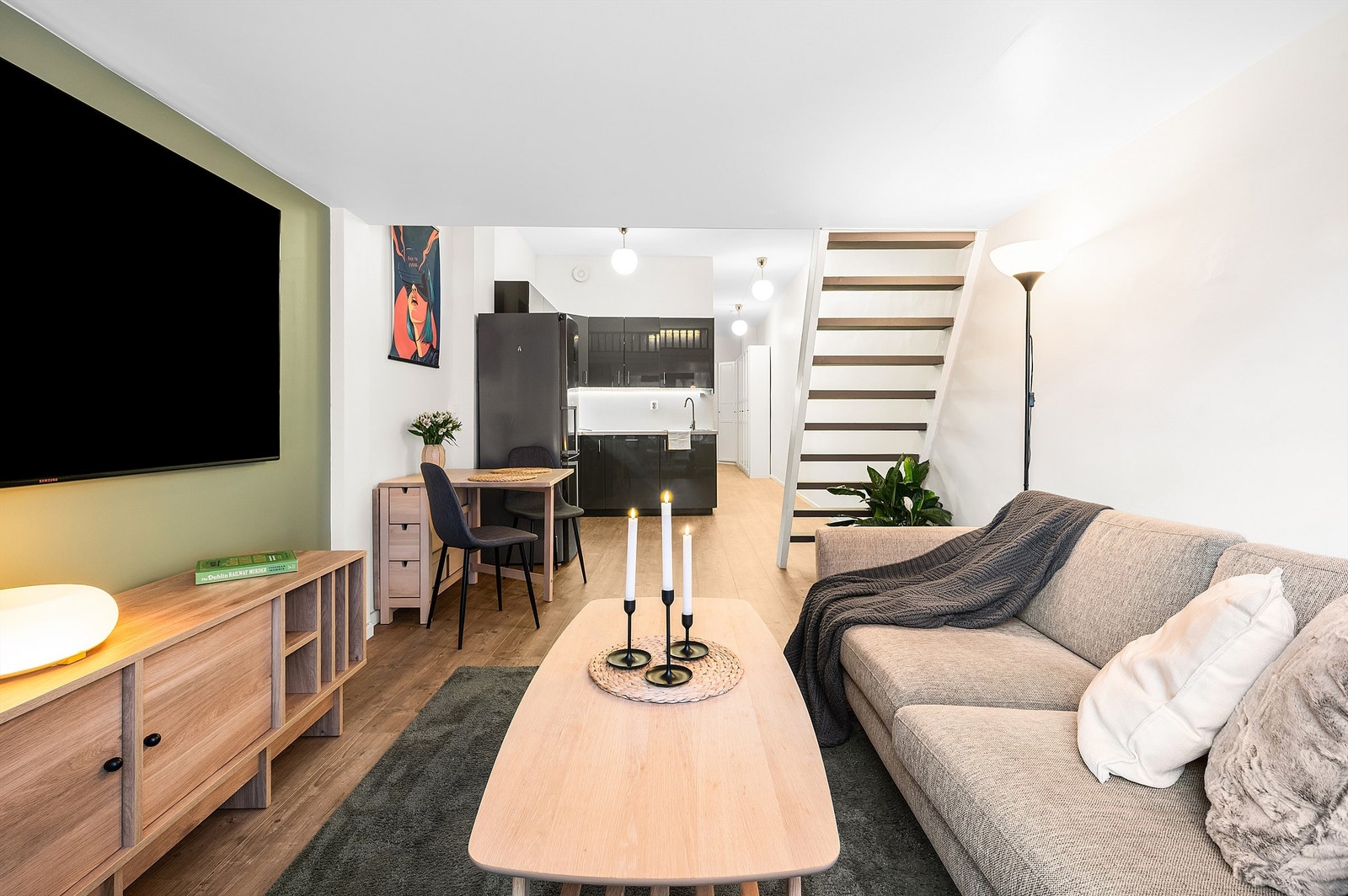 Stuen oppleves som lys og åpen og har en praktisk utforming som gir gode innredningsmuligheter. Galleribilde