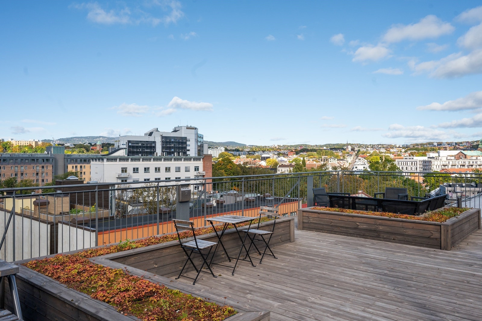 Takterrassen er innredet med diverse beplantning, og har rikelig med sitteplasser. Galleribilde