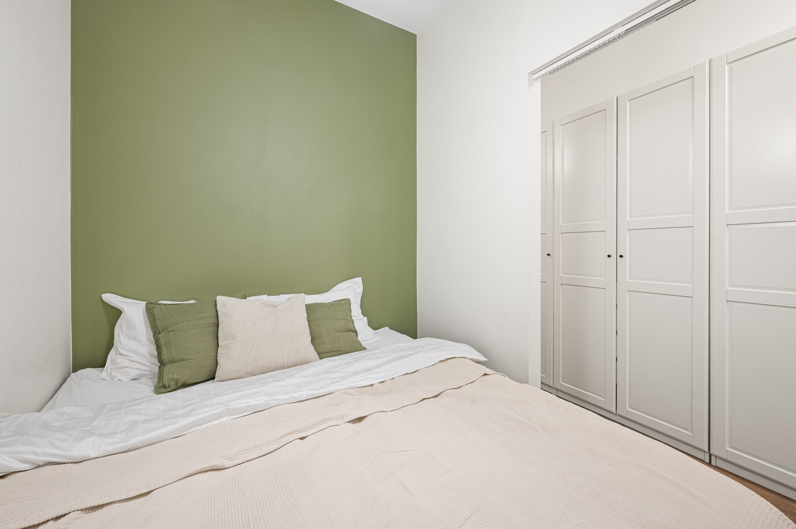 Leilighetens planløsning legger til rette for en praktisk alkove/sovesone ved entréen. Galleribilde