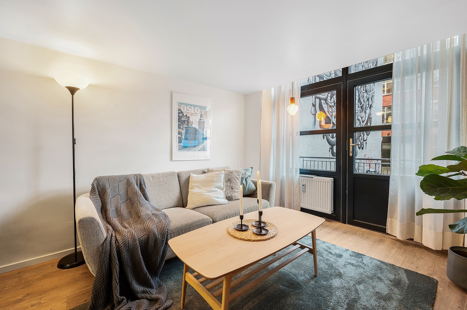 Fra stuen er det utgang til leilighetens balkong. Galleribilde