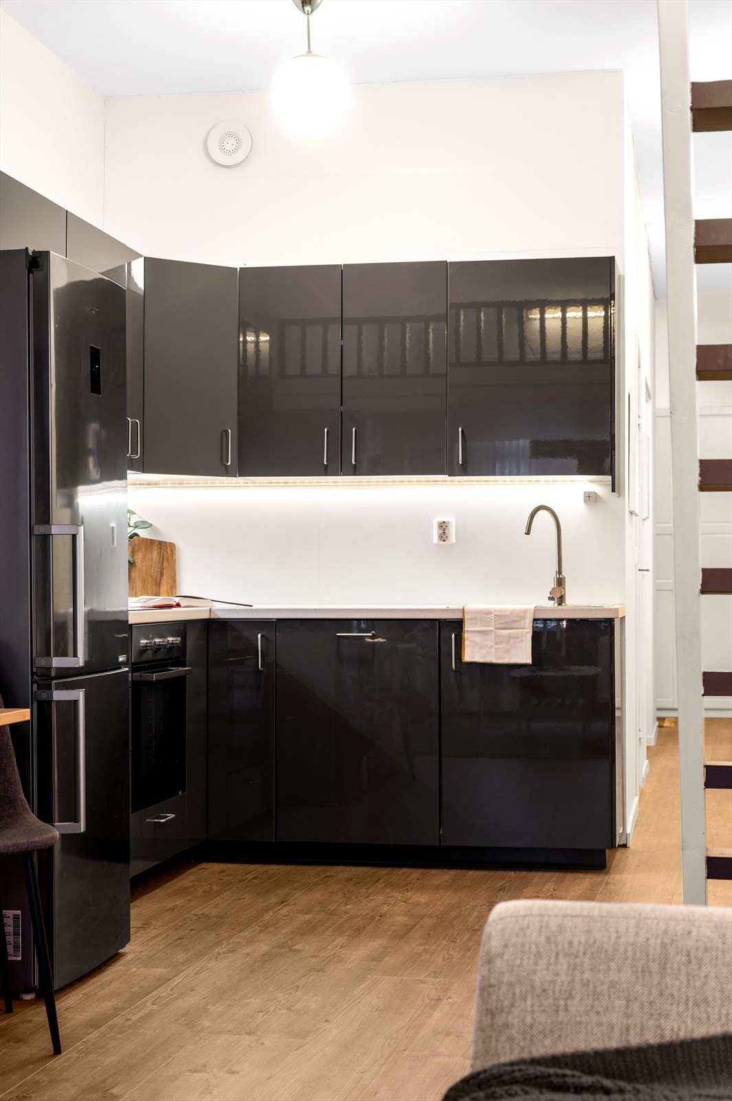 Kjøkkenet er utstyrt med slette fronter, benkeplate av laminat, frittstående kjøleskap og integrerte hvitevarer. Galleribilde