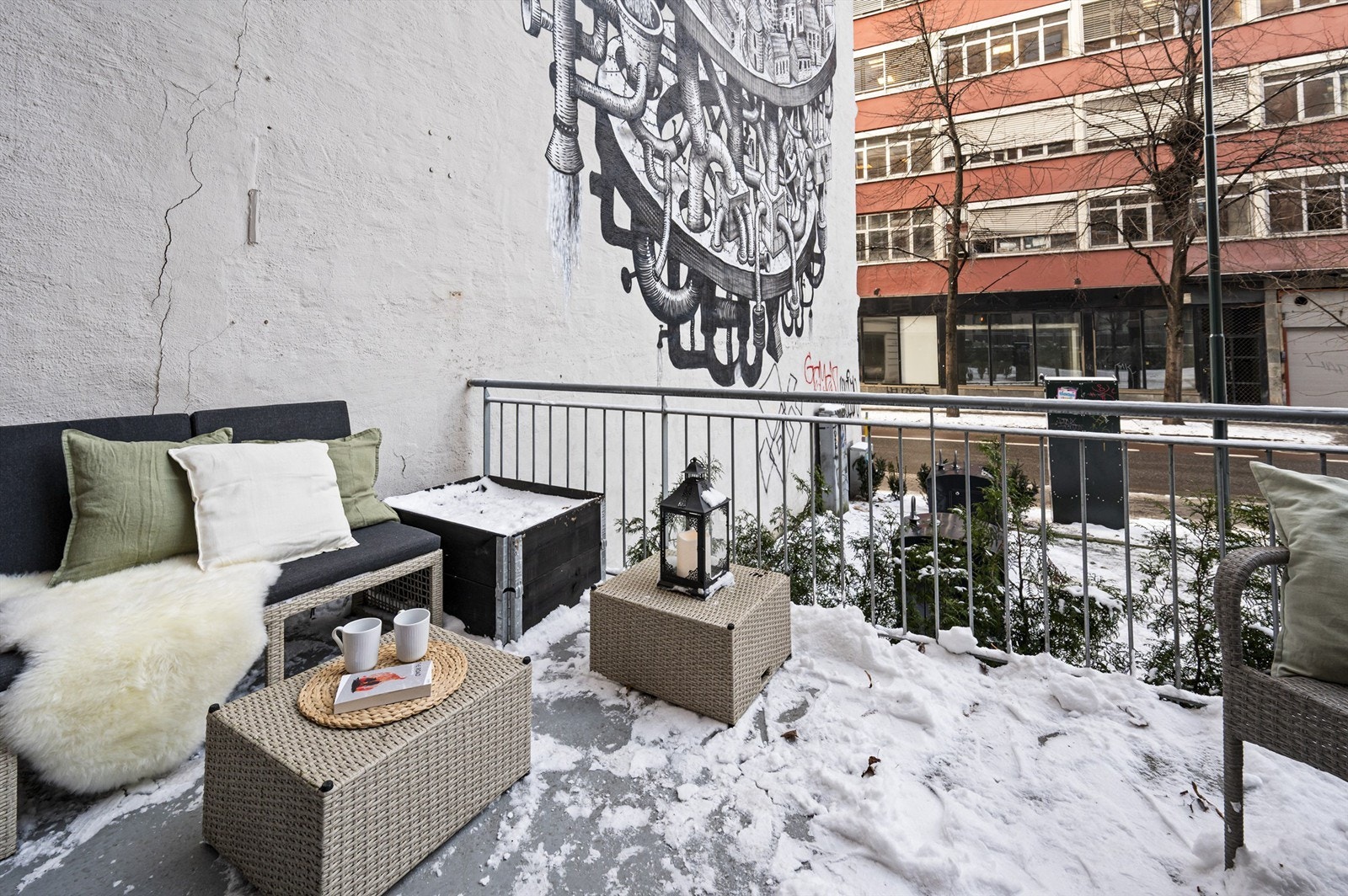 Borettslaget planet tujahekker i 2024 som vil vokse seg større og skjerme ekstra for innsyn. Galleribilde