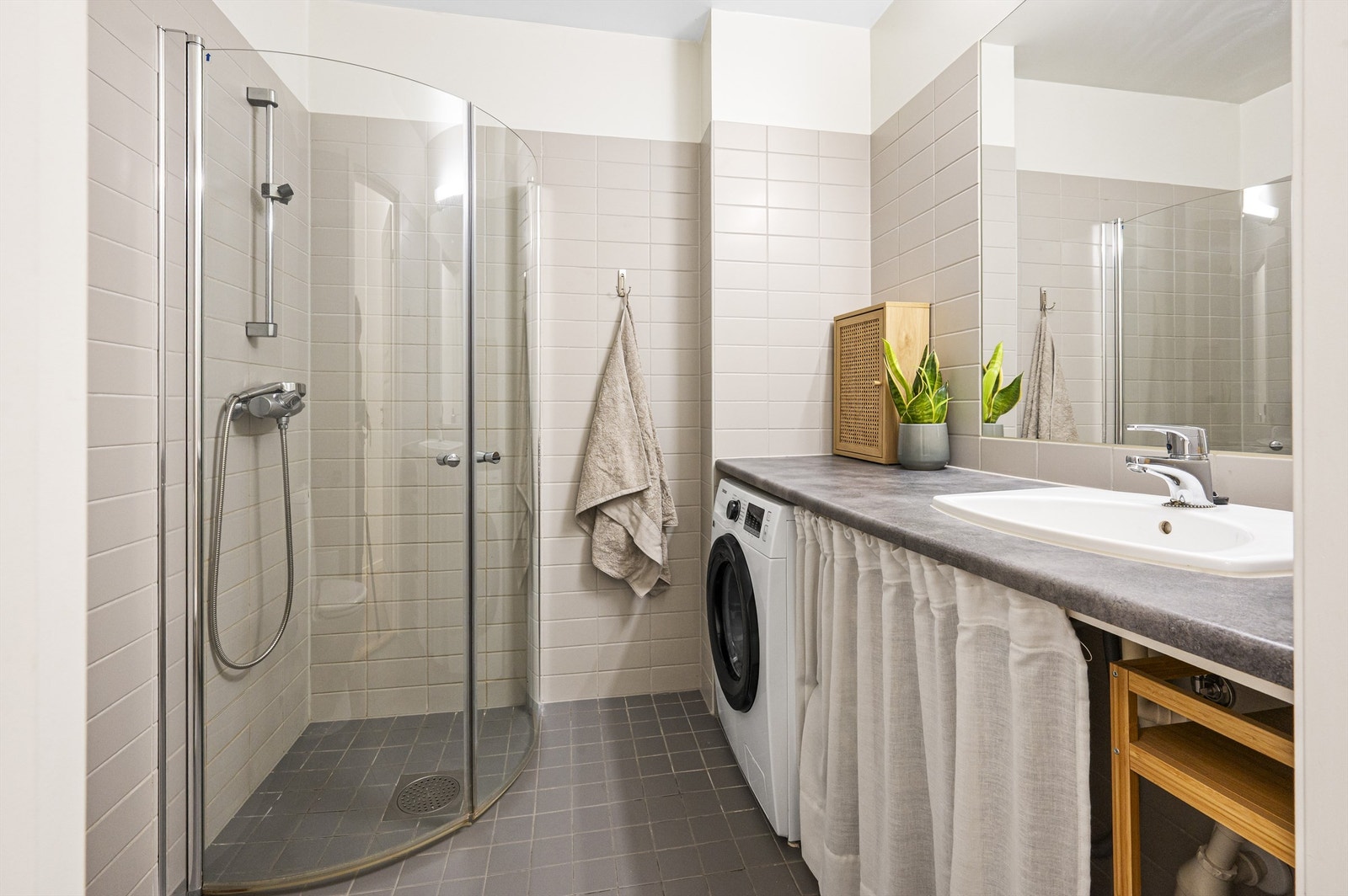 Badet er pent flislagt og ble rehabilitert samtidig som dette historiske bygget ble omgjort fra fabrikk til leiligheter i 2006. Galleribilde