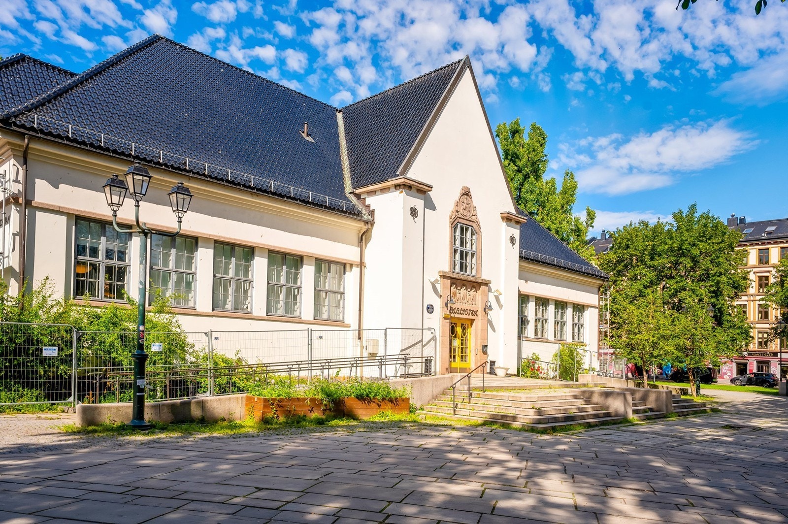 Nærbiblioteket Deichman avd. Grünerløkka, kun et par minutters gange fra leiligheten. Galleribilde