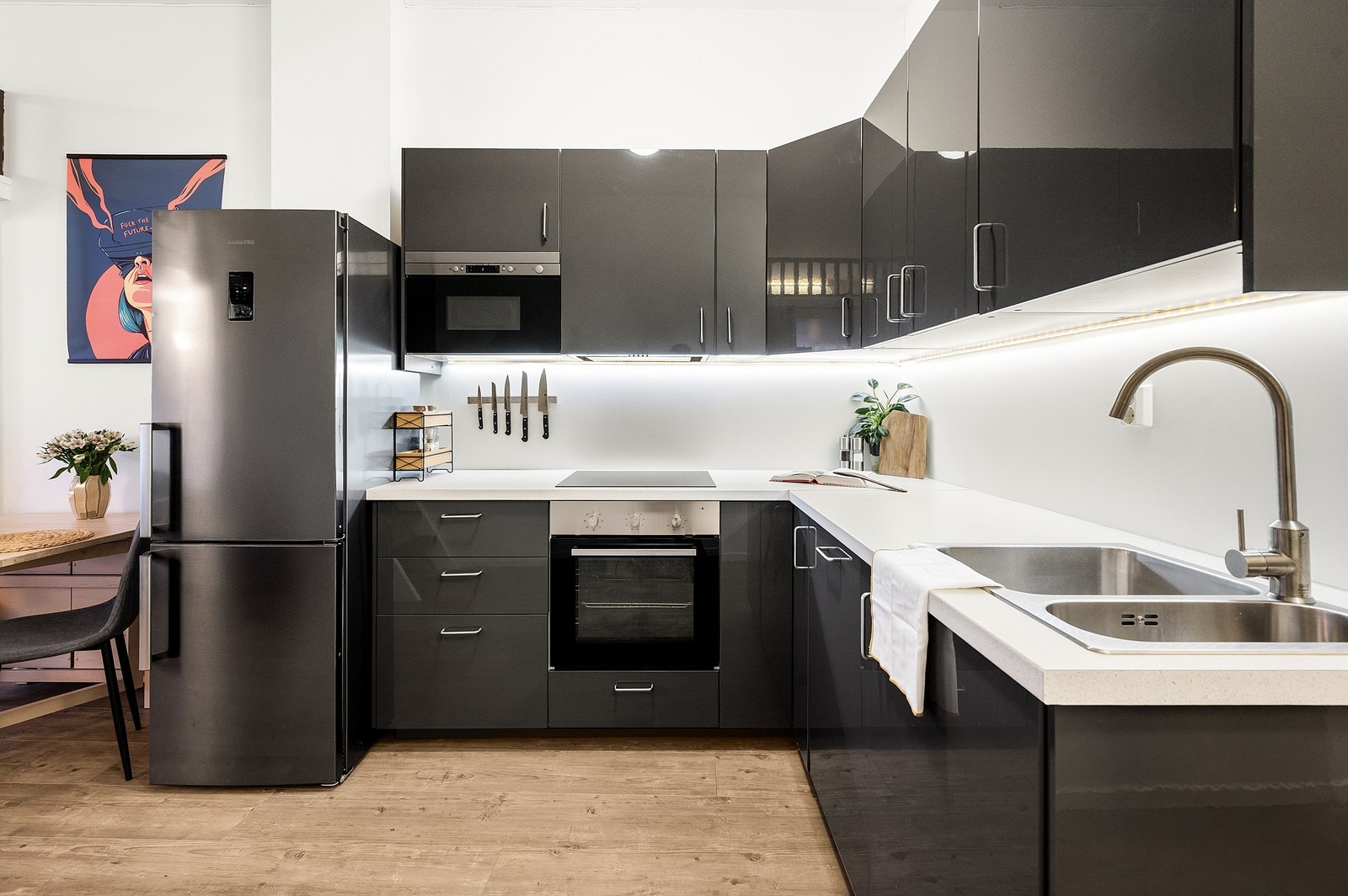 Kjøkkenet har en generøs takhøyde og en åpen kjøkkenløsning fra 2016 med innredning fra Ikea. Galleribilde