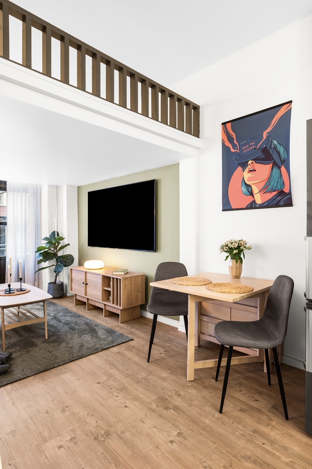 Den åpne løsningen mot kjøkkenet gir maksimal utnyttelse, og inviterer til sosiale lag. Galleribilde