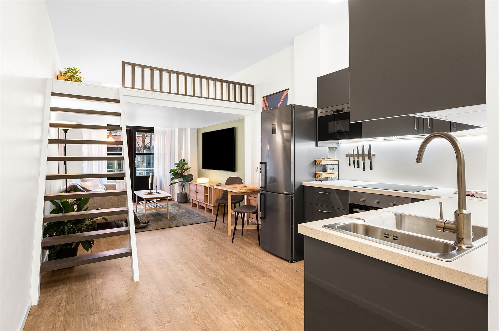 Planløsningen består av en entré, sovealkove, stue/kjøkken, hems, i tillegg til en nordvestvendt balkong. Galleribilde