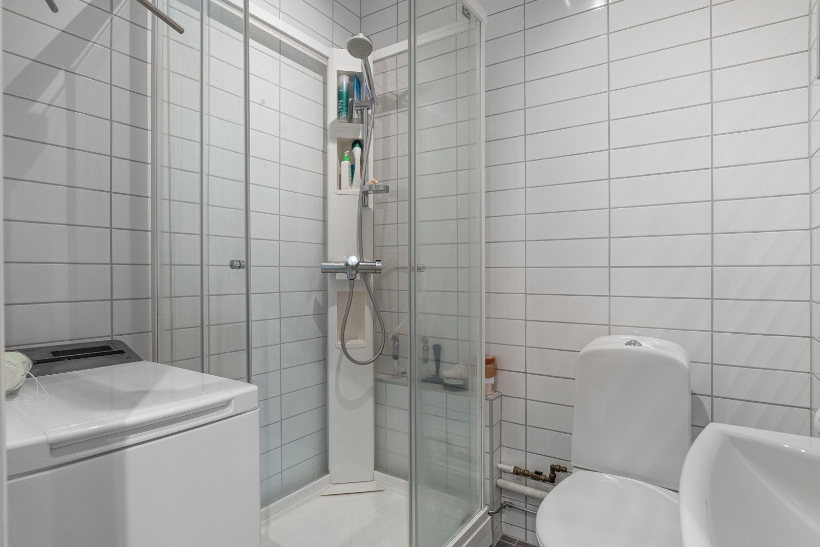 Det er praktisk opplegg for vaskemaskin på baderommet. Galleribilde