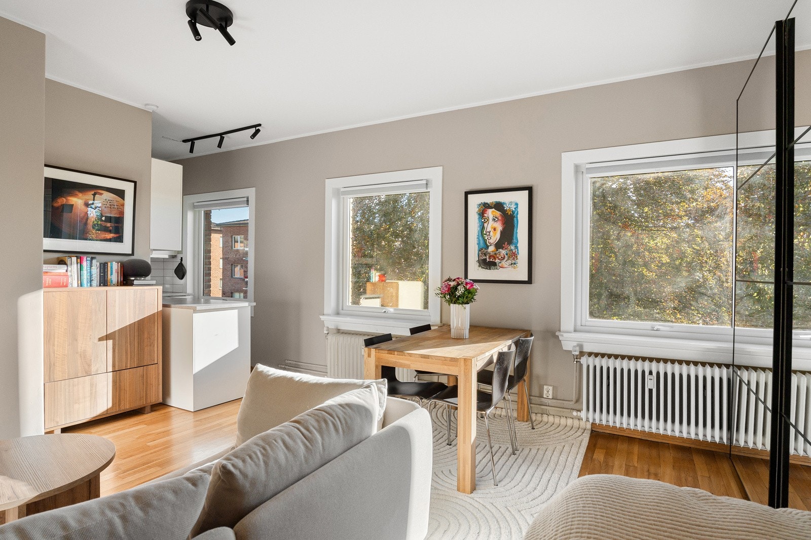 Leiligheten har flotte kvaliteter som store vindusflater, god takhøyde, samt en arealeffektiv planløsning. Galleribilde