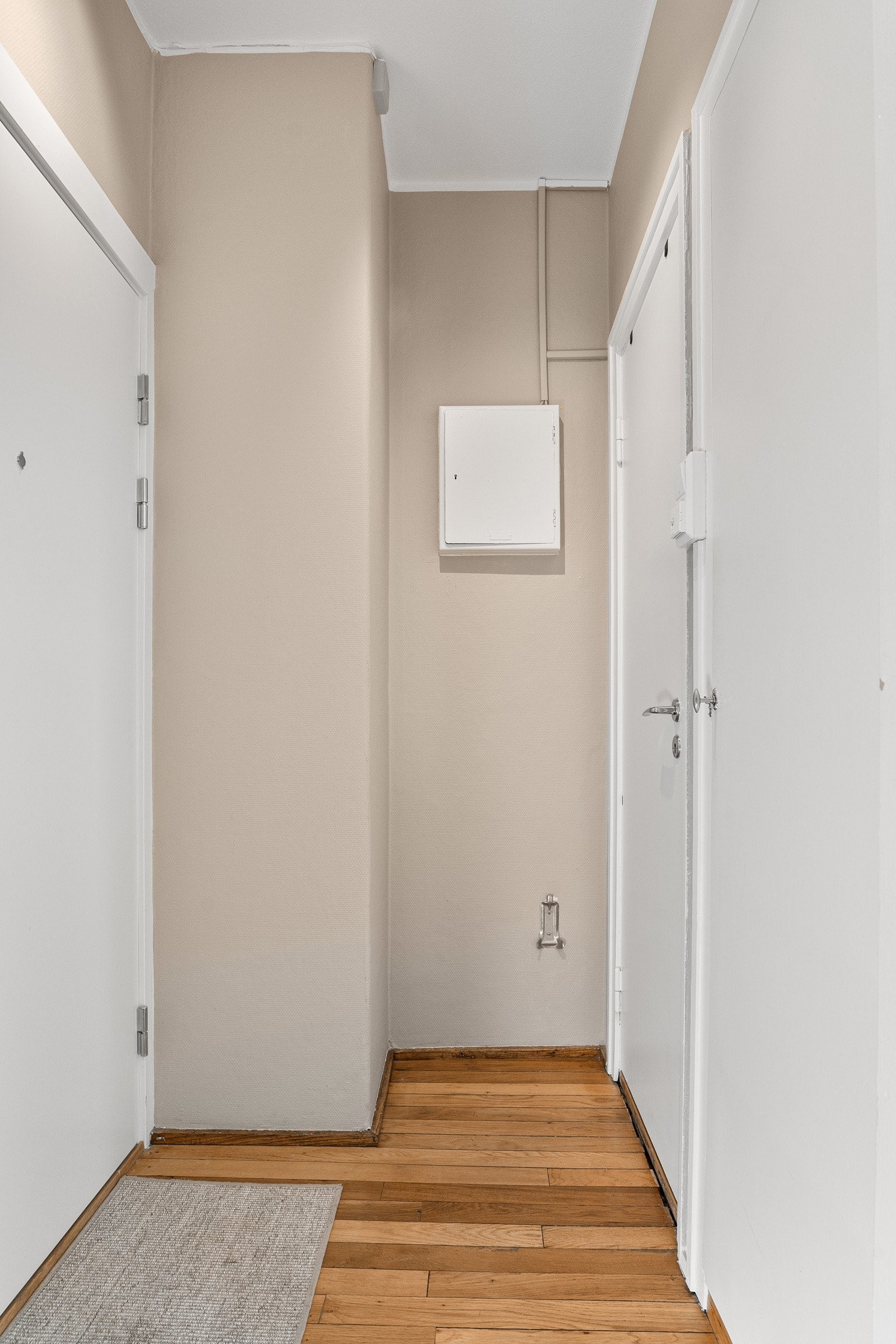 I entréen er det god plass til oppbevaring i praktisk garderobeløsning. Galleribilde