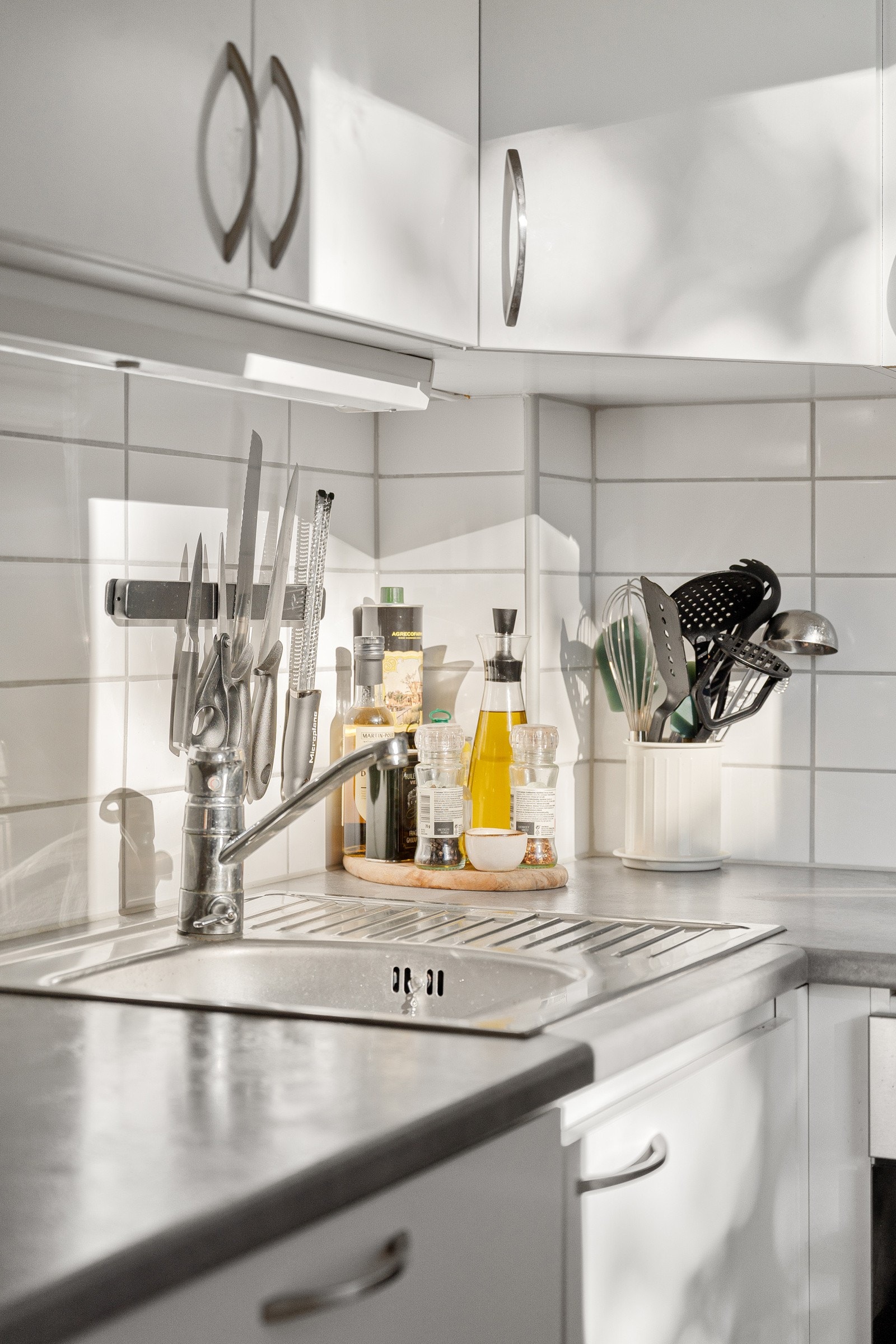 Kjøkkenet har rikelig med plass overksap og i skuffer. Galleribilde