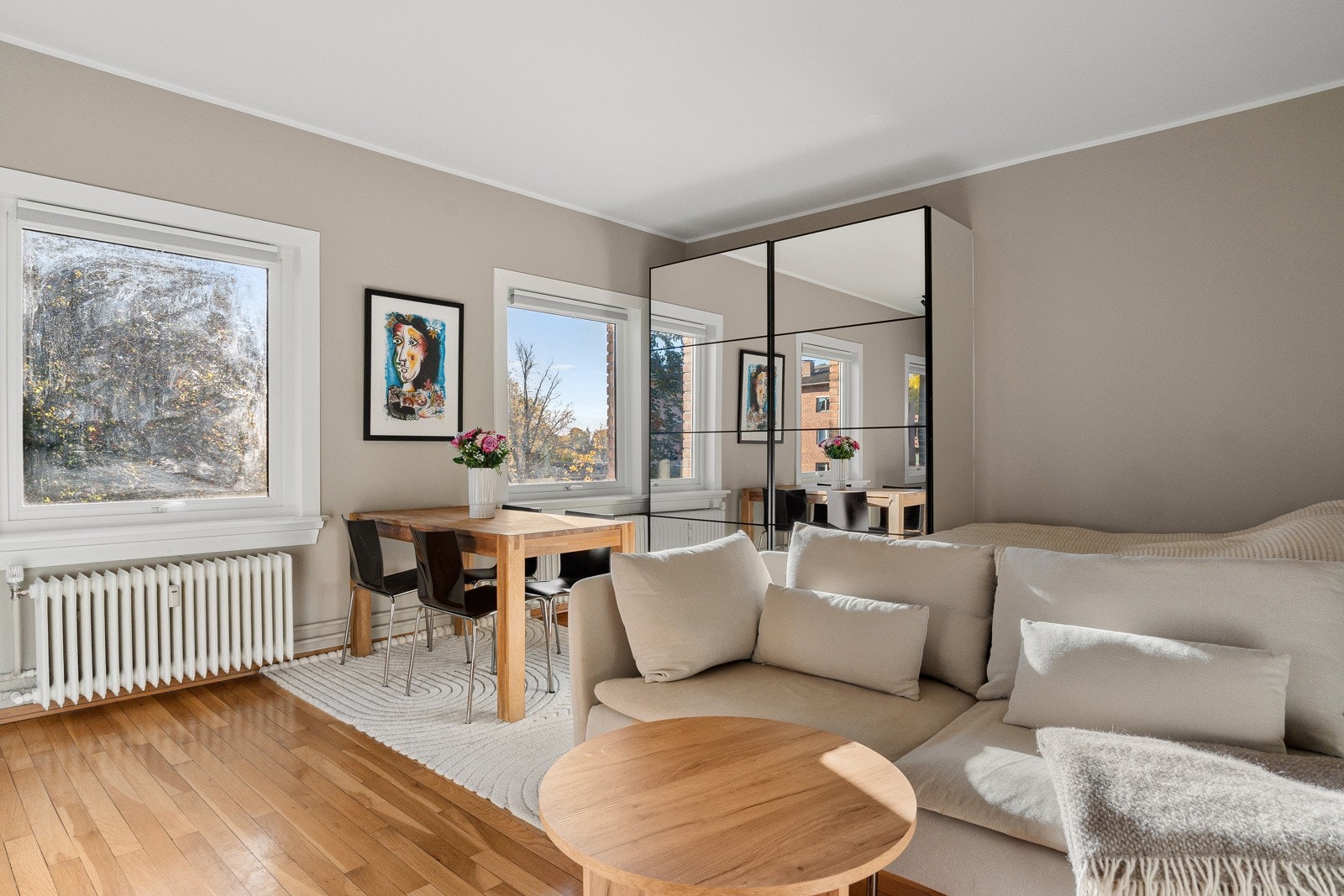 Boligens stue er romslig, og får rikelig med natrulig lyssinslipp inn fra boligens store vinduer. Galleribilde