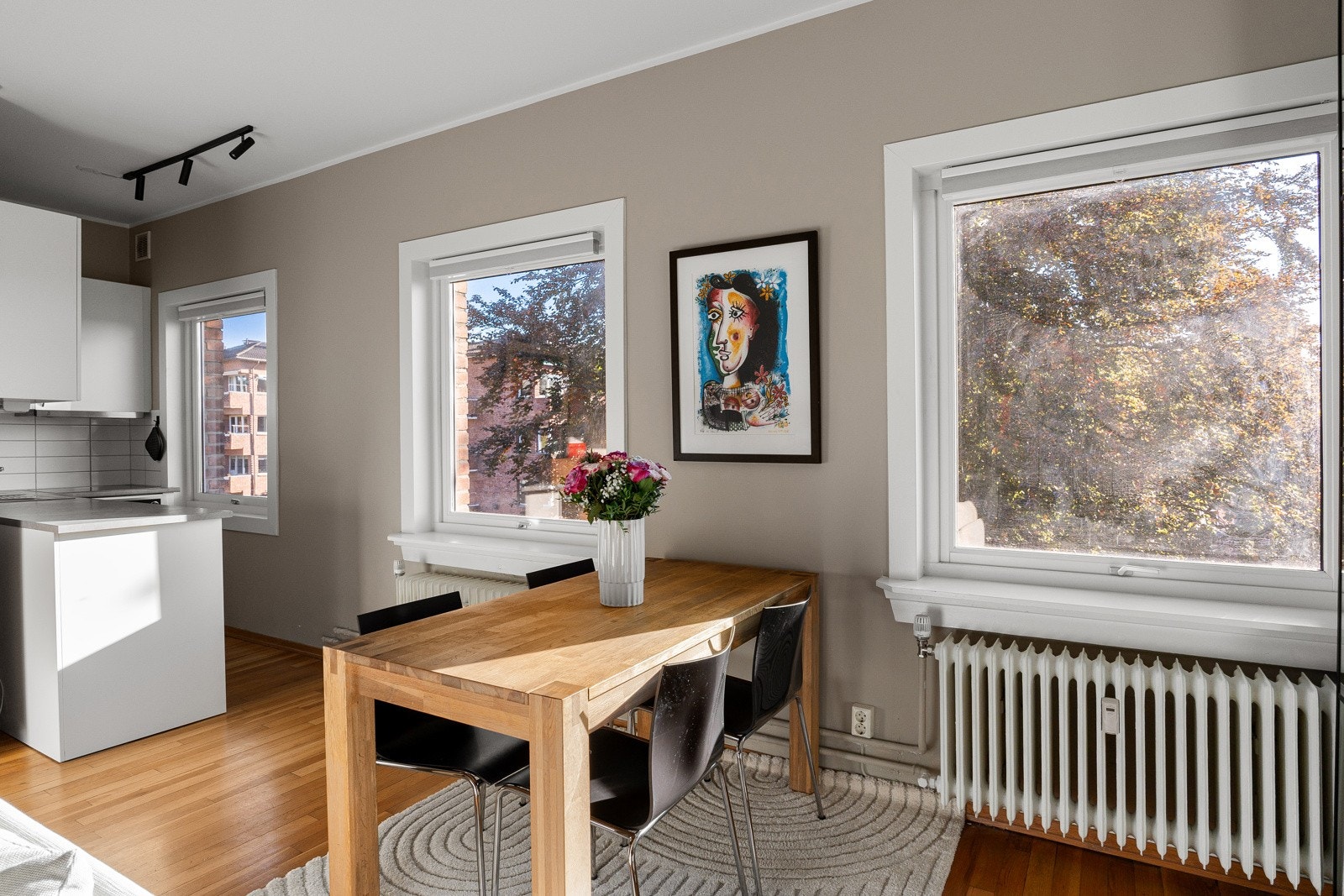 Leiligeten har flere vinduer av god størrelse som sikrer rikelig med lysinnslipp i hele leiligheten. Galleribilde