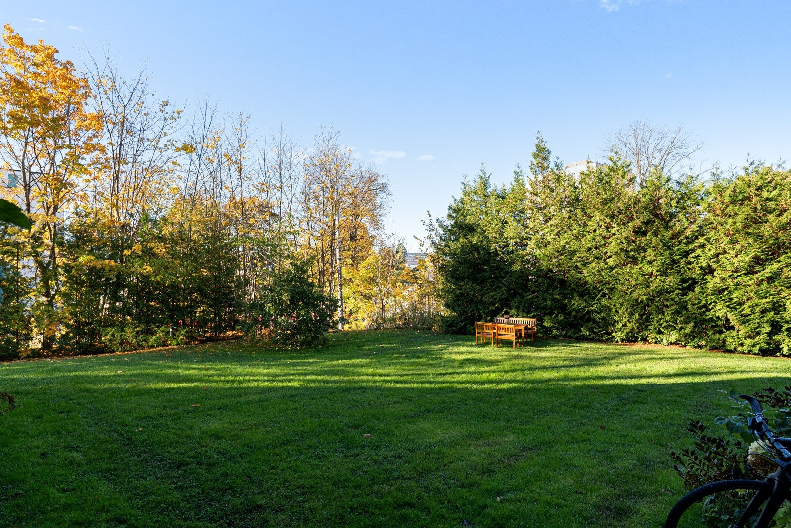 Eiendommen ligger i et meget attraktivt, sentralt og rolig boligområde på Madserud i Oslo. Området er nærmeste nabo til Skøyenparken og Frognerparken, og har de beste fasilitetene i byen innen gangavstand. Galleribilde