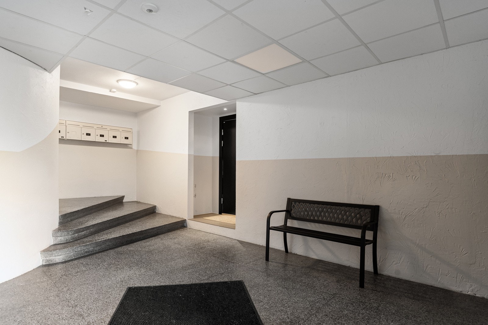 Leiligheten er tilknyttet Drammensveien 119 borettslag .Borettslaget består av 27 andeler, og er beliggende i bydel Frogner i Oslo kommune. Galleribilde