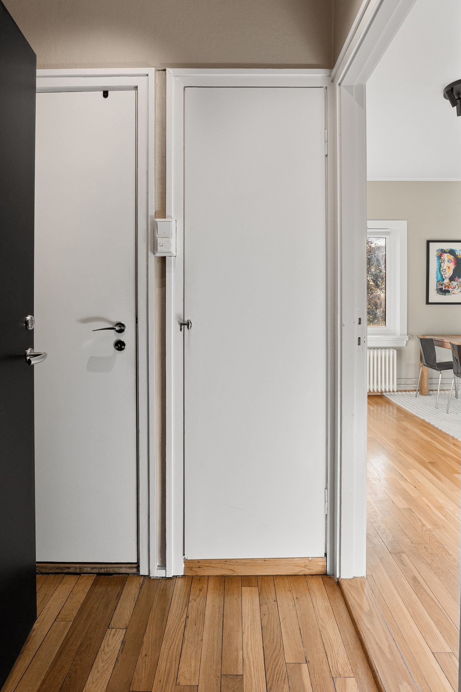 Praktisk og romslig entré som gir et godt førsteinntrykk av boligen. Galleribilde