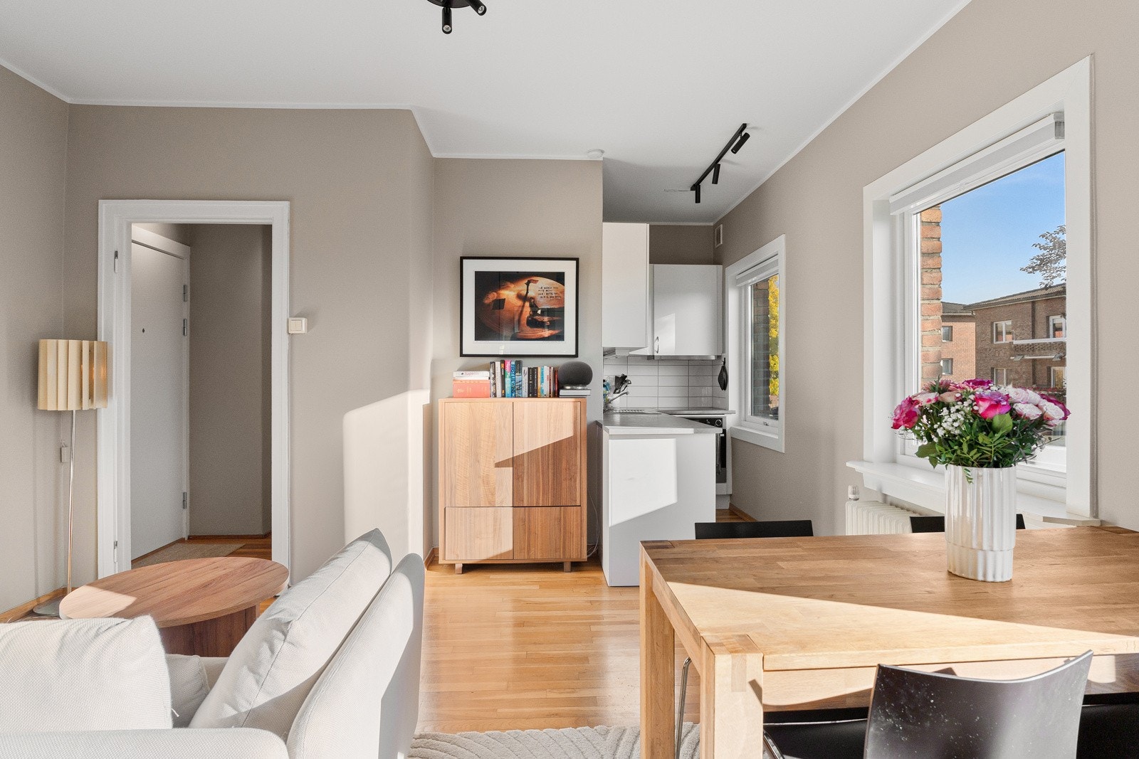 Leiligheten har også god plass til spisegruppe, her kan gjestene samles rundt til et godt måltid. Galleribilde