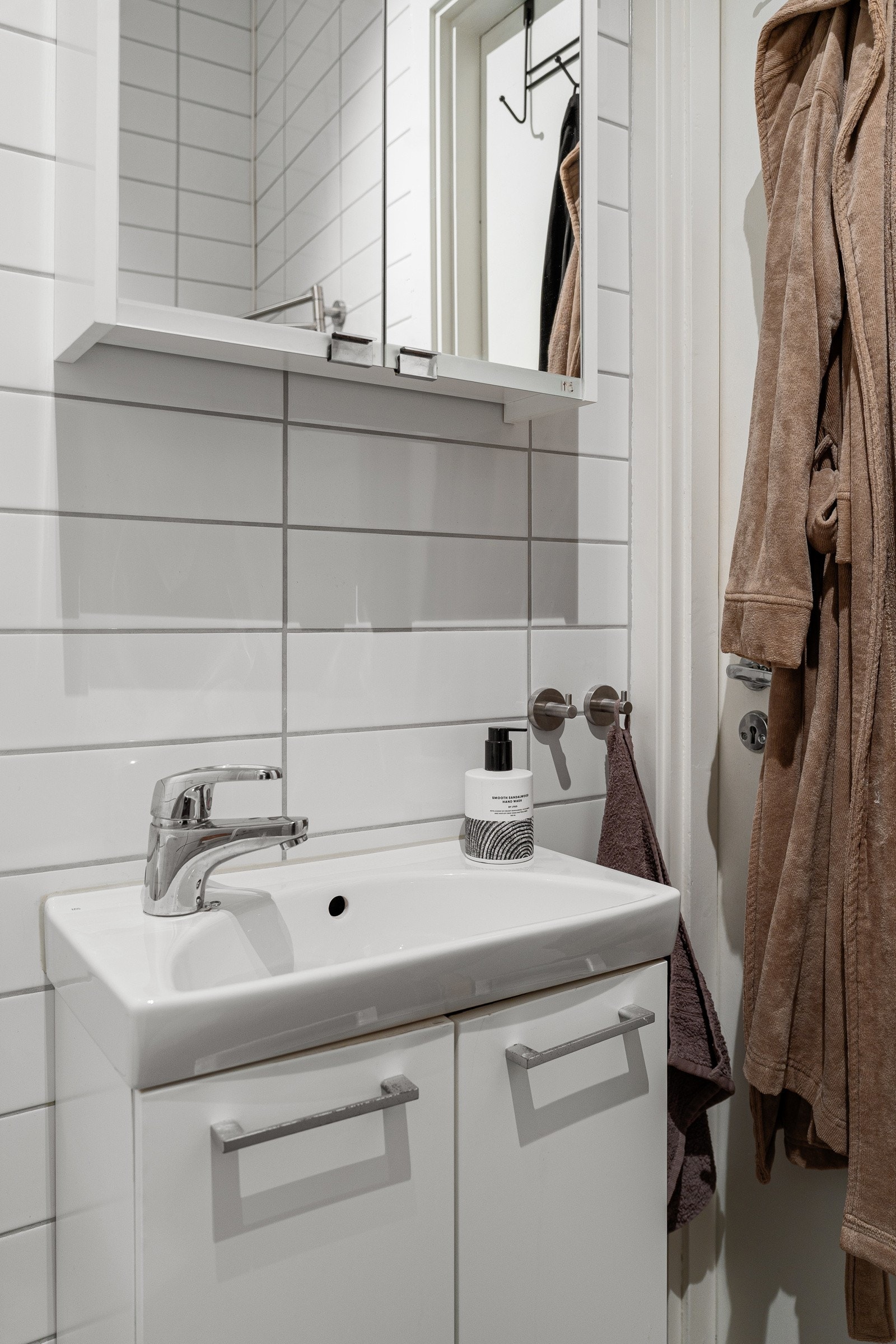 Badet har flislagte vegger og gulv, samt varmekabler som skaper ekstra komfort. Galleribilde