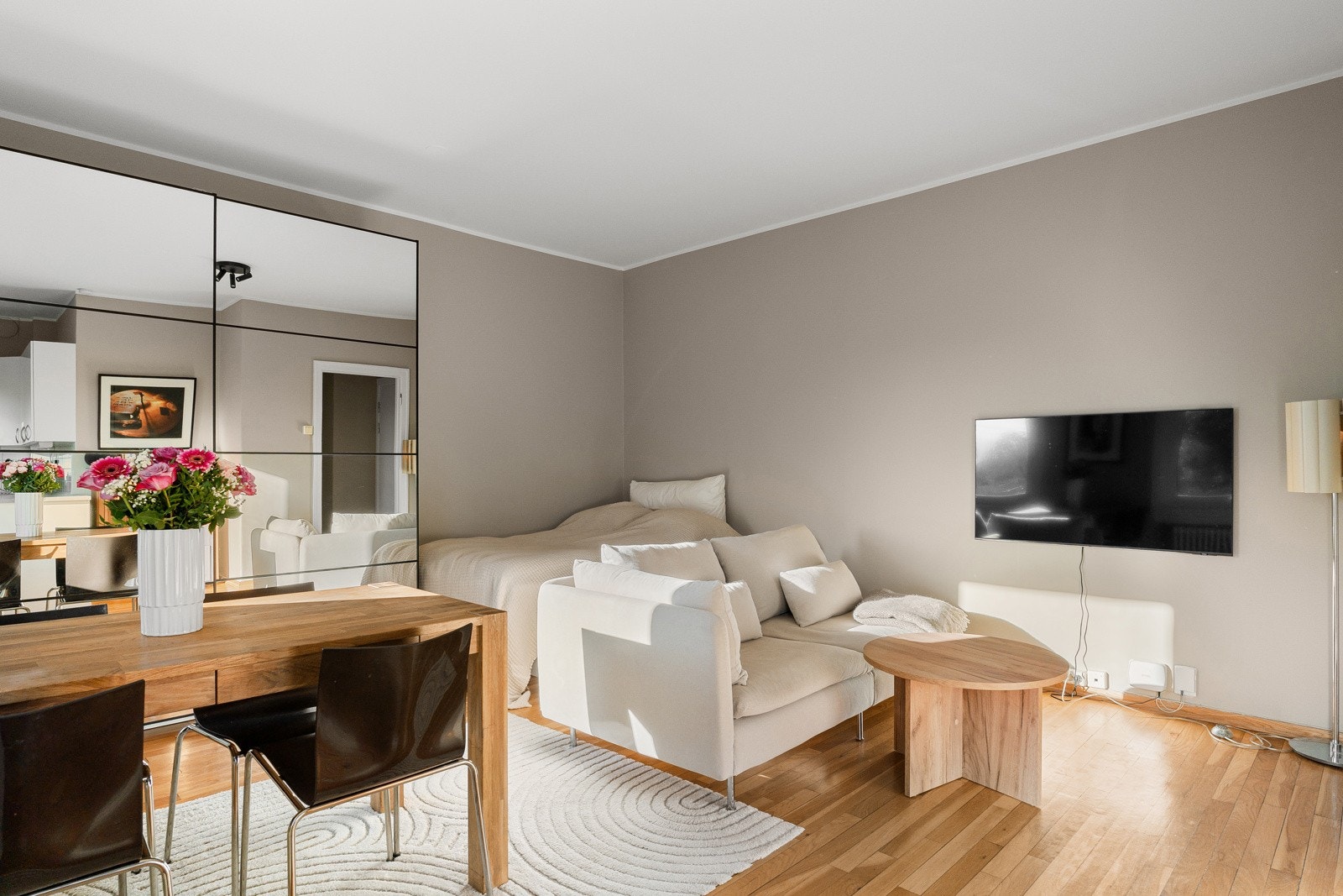 Her har du rikelig med plass til sofakrok med tilhørende møblement. Galleribilde