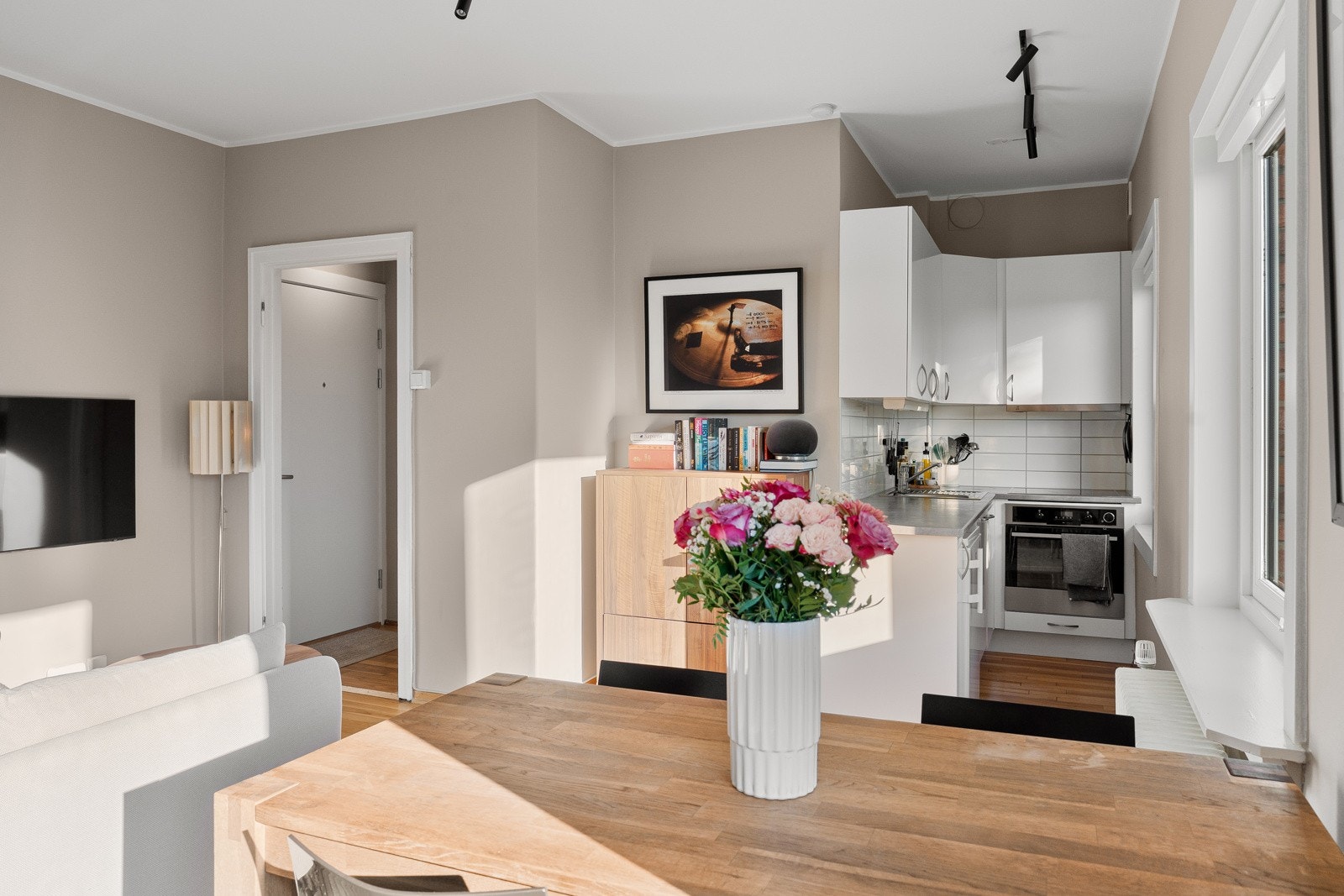 Det er åpen stue- kjøkkenløsning som setter et sosialt preg på leiligheten. Galleribilde