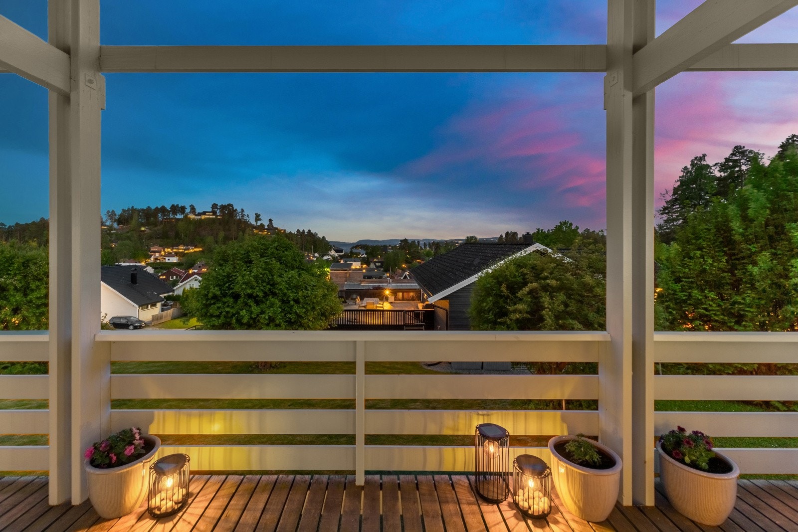 Videre ut fra stuen har du tilkomst til stor veranda på 46 kvm Galleribilde