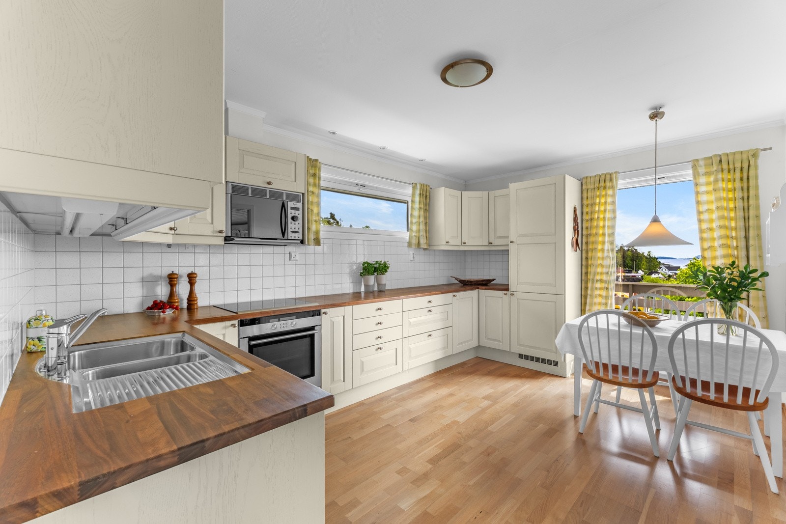 Fra stuen har du videre tilkomst til separat og romslig kjøkkenløsning Galleribilde