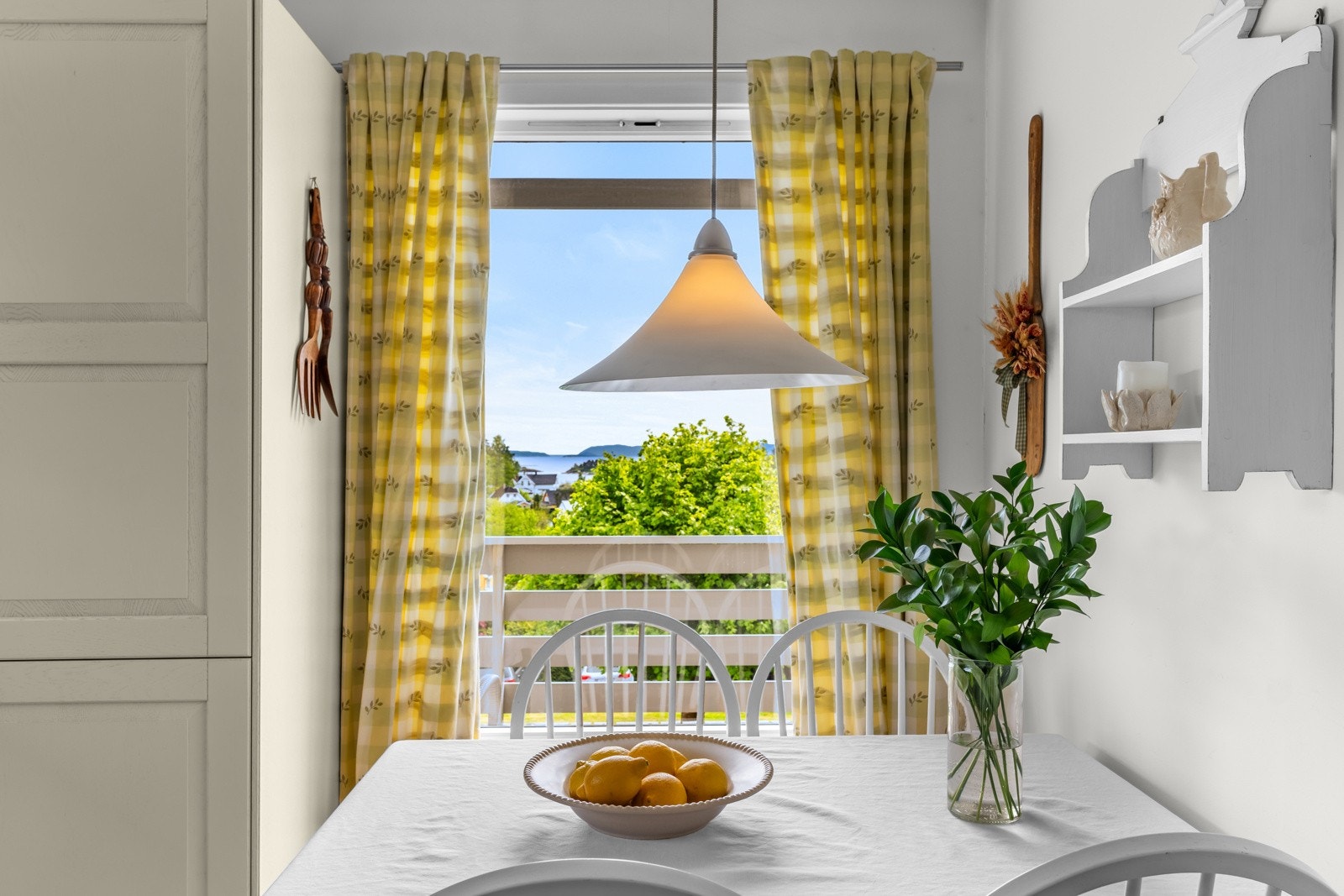 Nyt morgenstunden med frokost og utsikt mot sjøen - en perfekt start på dagen Galleribilde