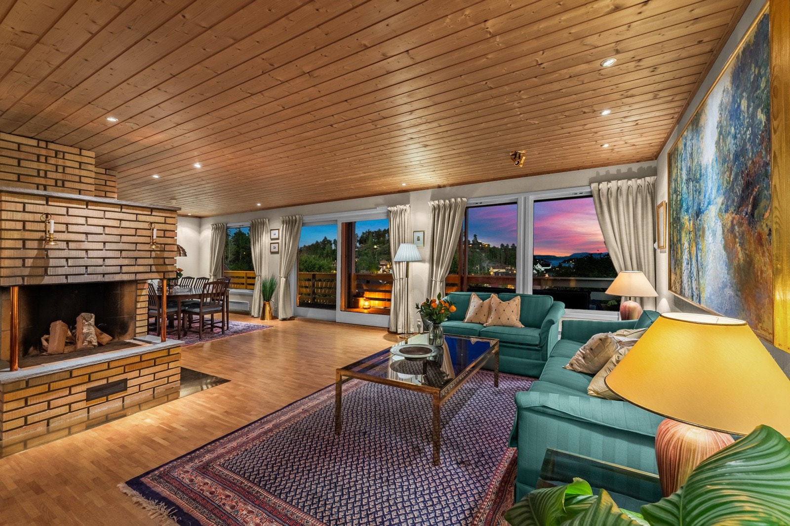 Peisen er et visuelt midtpunkt i stuen og deler opp stuen i forskjellige soner Galleribilde