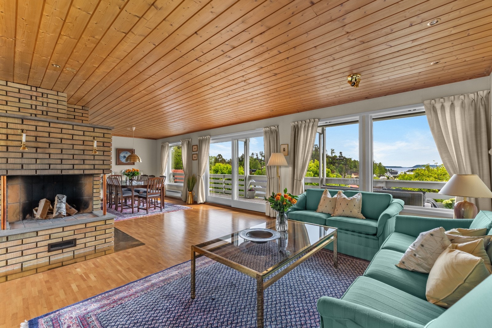 Romslig stue med fleksible løsninger som gir plass til både sittegrupper og ulike sofaoppsett Galleribilde