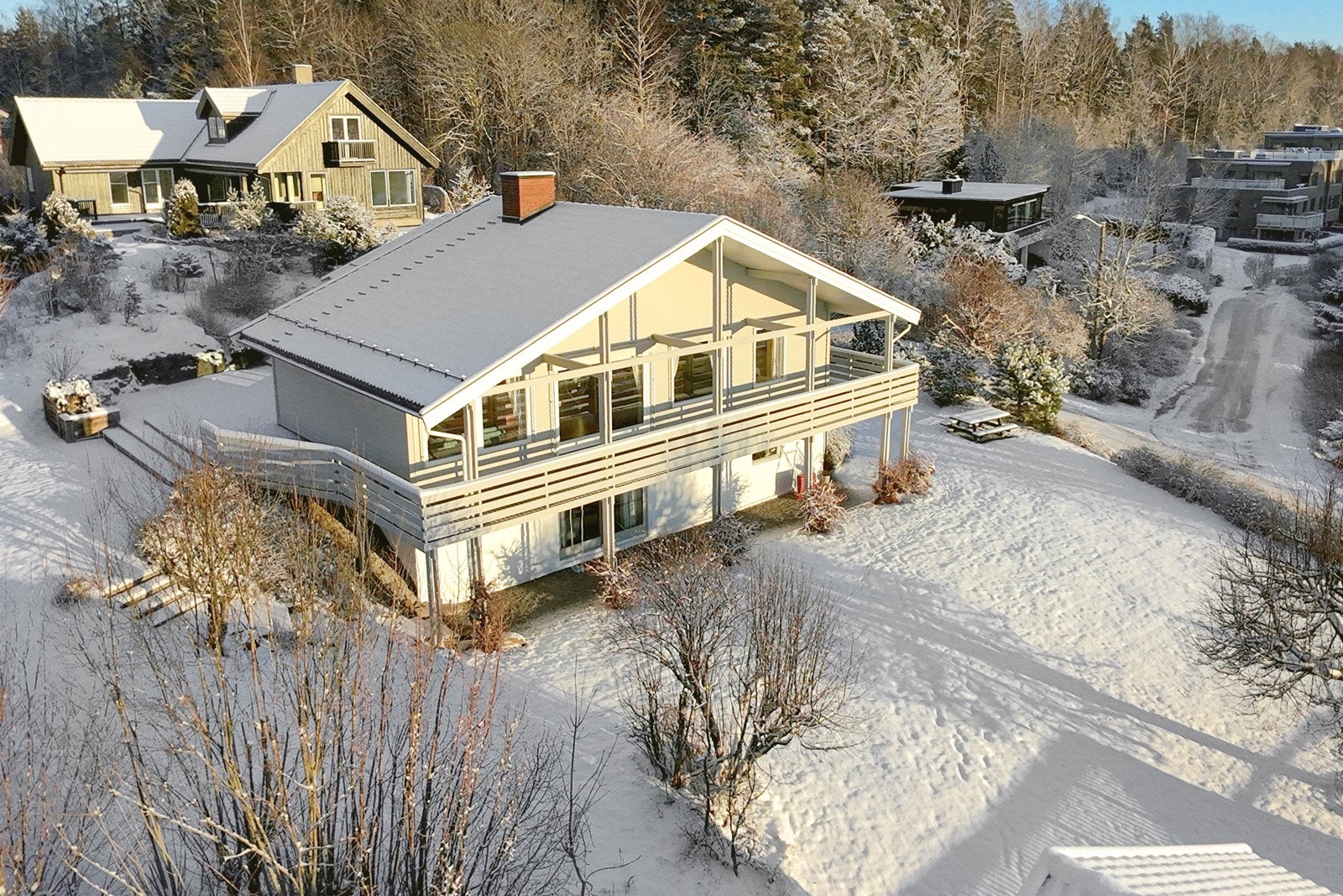 Boligen ligger flott til i naturskjønne og ettertraktede omgivelser på den sørvestlige delen av Nesøya Galleribilde