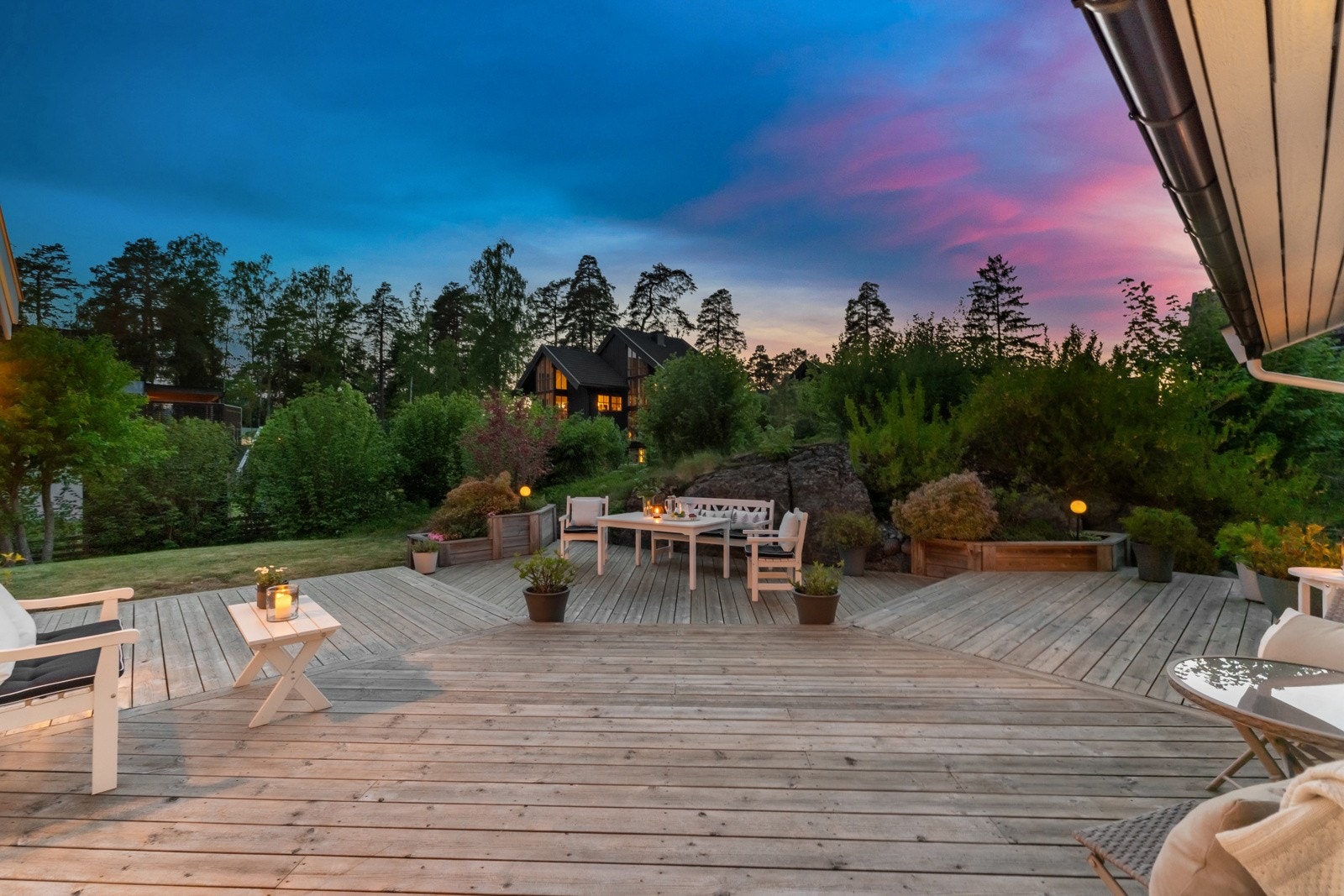 Eiendommen gir en god følelse av privatliv, med skjermede uteområder Galleribilde