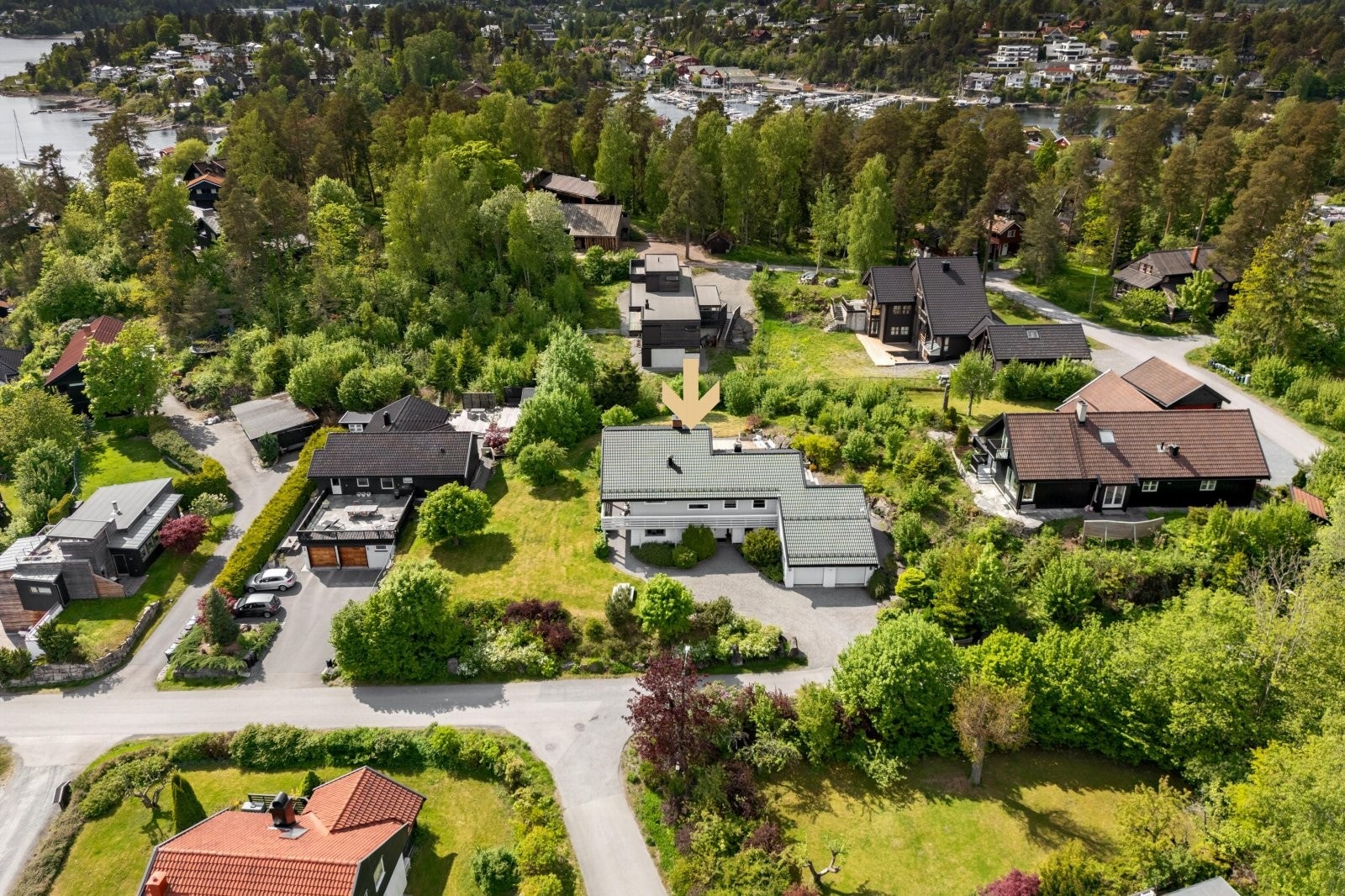 Høgdaveien 18 byr på det beste av Nesøya - med nærhet til sjø, skole, idrett, natur og byliv. En ideell beliggenhet for den som ønsker å bo stille, grønt og sentralt Galleribilde