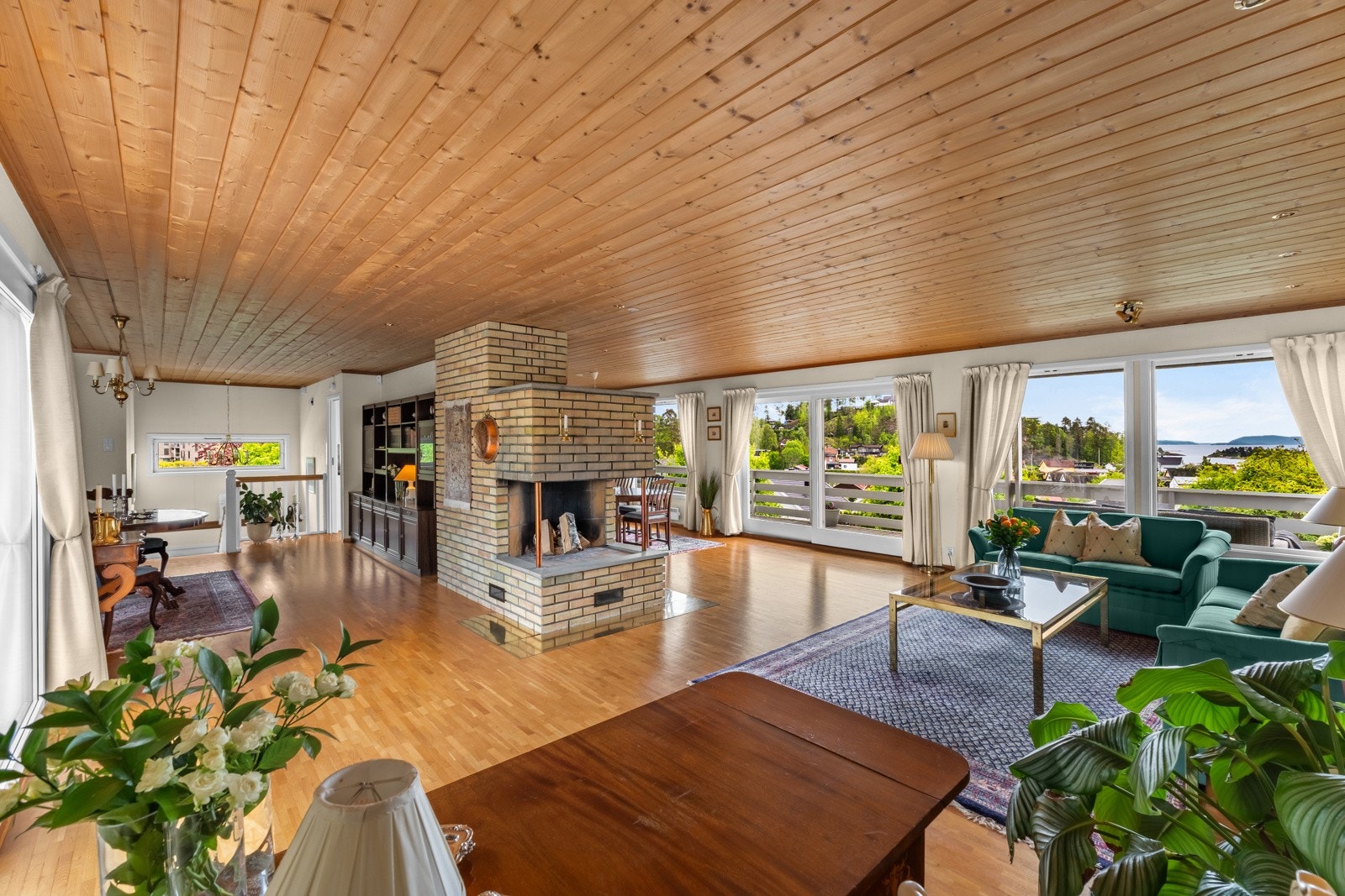 Store vindusflater slipper inn rikelig med naturlig lys Galleribilde