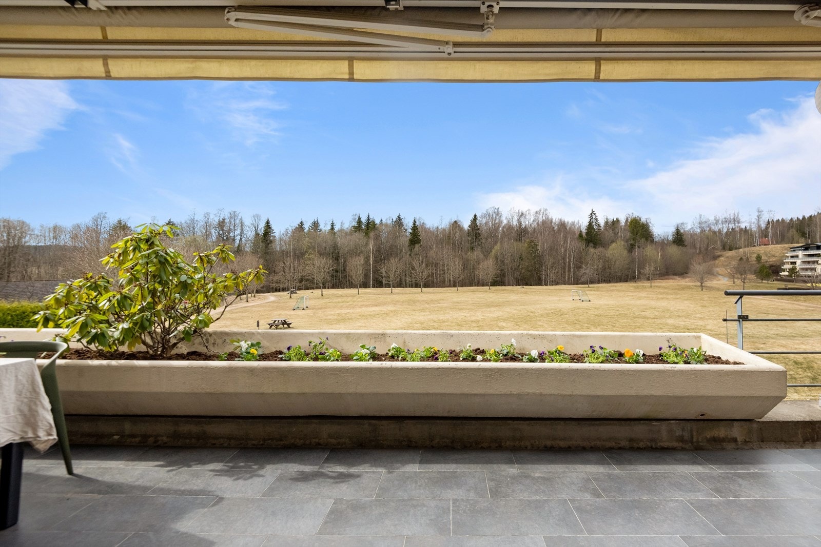 Leiligheten har skogen og grøntområder som nærmeste nabo. Galleribilde