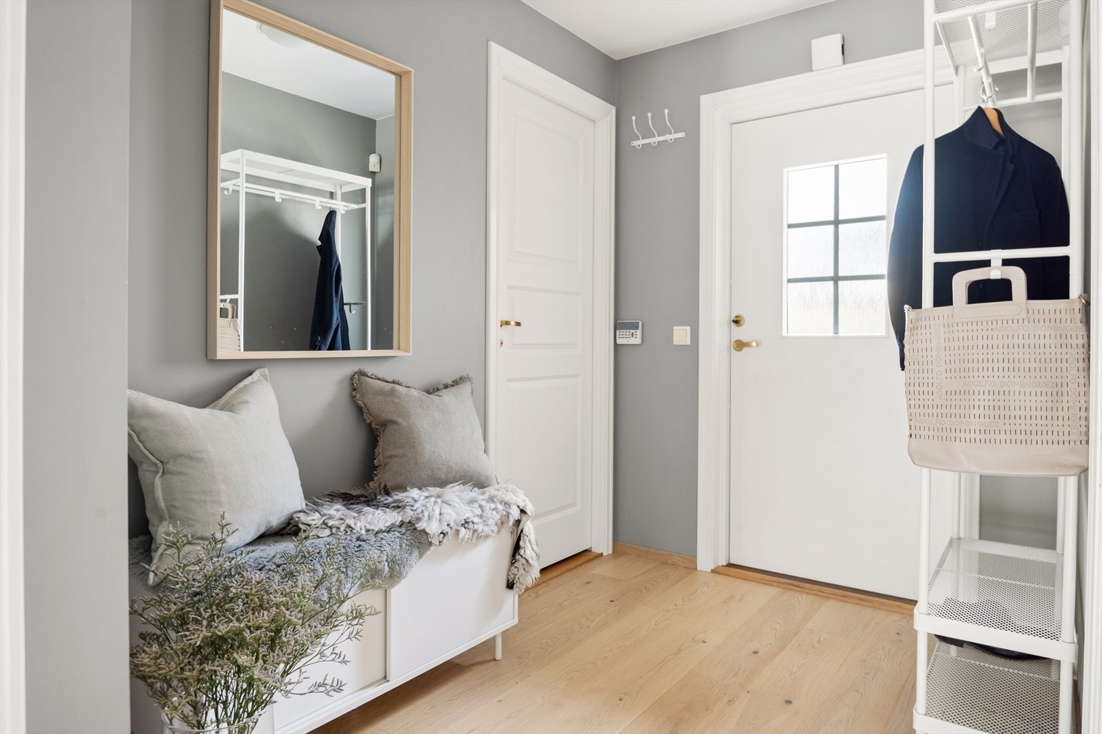 Boligen har et lyst og innbydende inngangsparti. Her kan du henge fra deg sko og yttertøy. Galleribilde