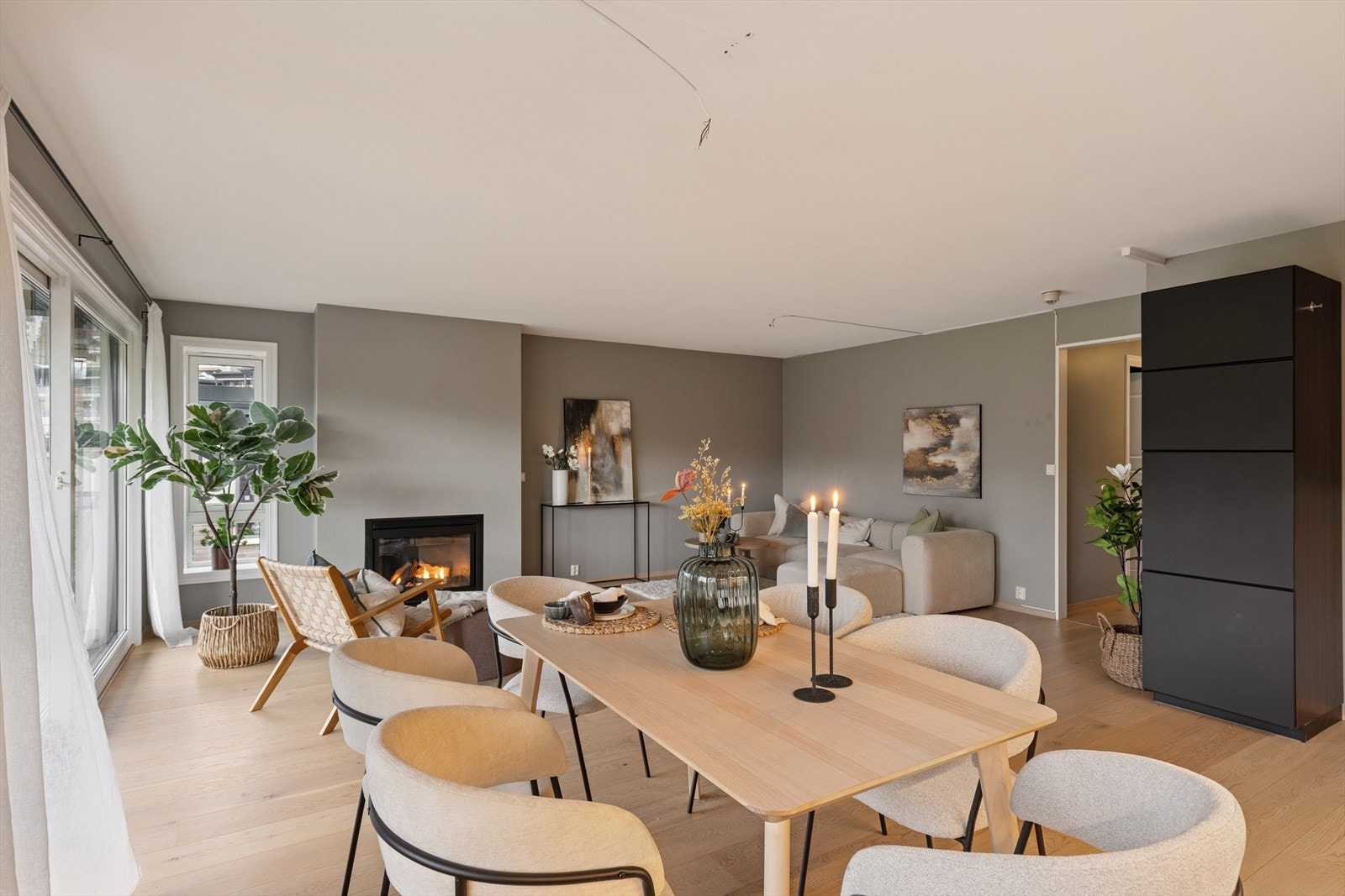 Leiligheten har en romslig spiseplass i nærhet til kjøkkenet - praktisk og sosialt! Galleribilde