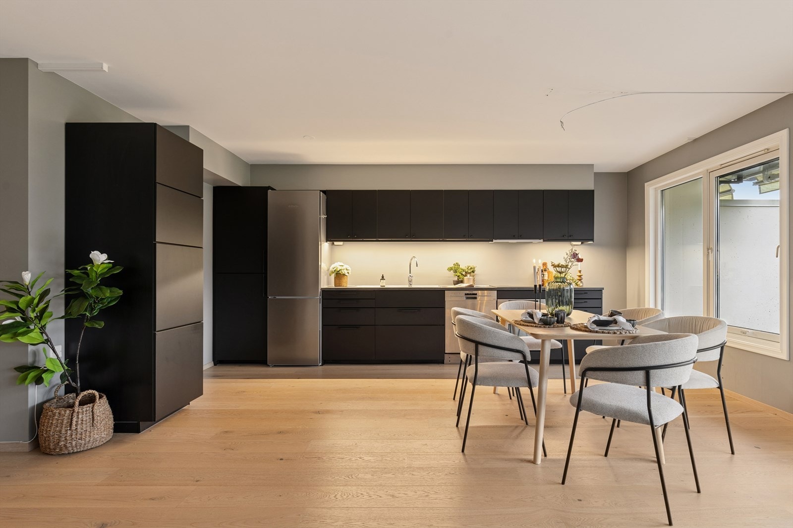 Kjøkkenet har godt med oppbevaring i form av skap- og benkeplass. Galleribilde