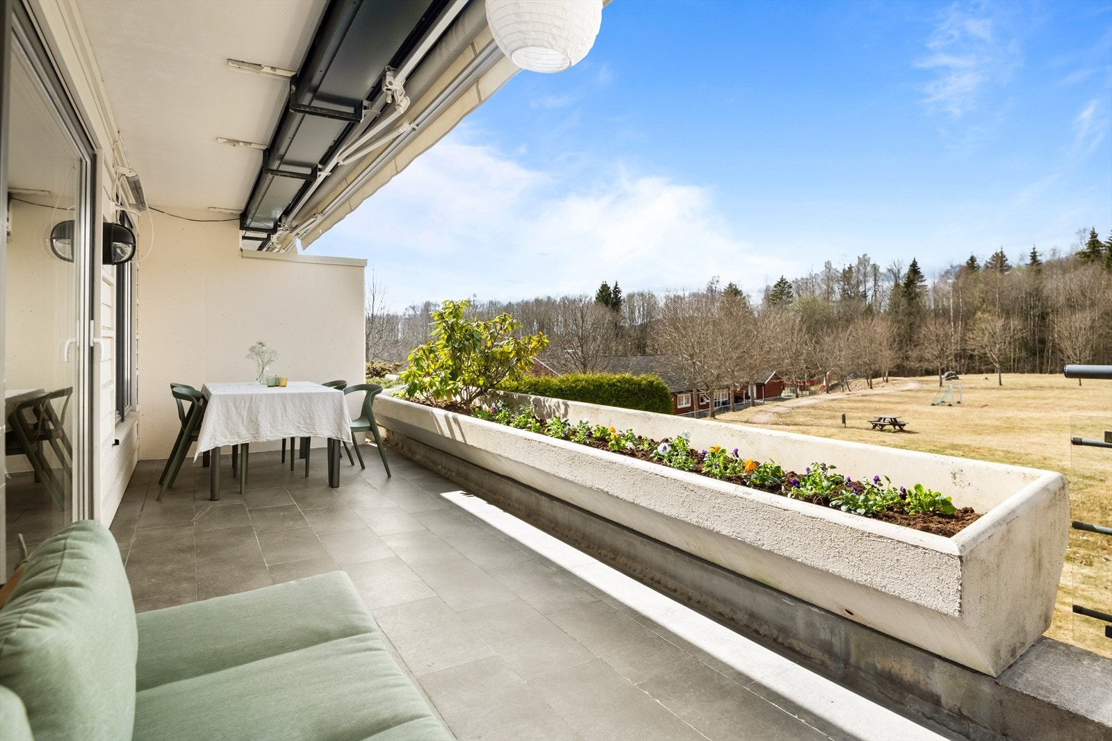 Grønt og trivelig uteområde som gir rom for lek og aktiviteter. Galleribilde