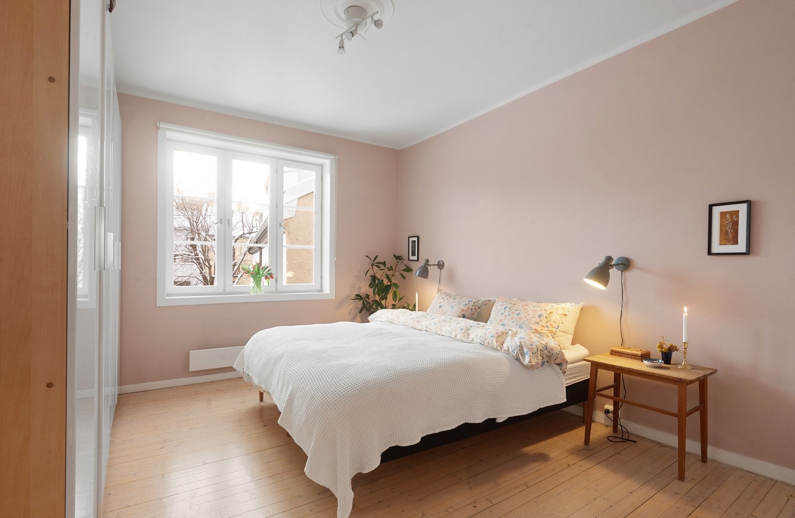 Leiligheten har to fine soverom som begge vender ut mot rolig bakgård Galleribilde