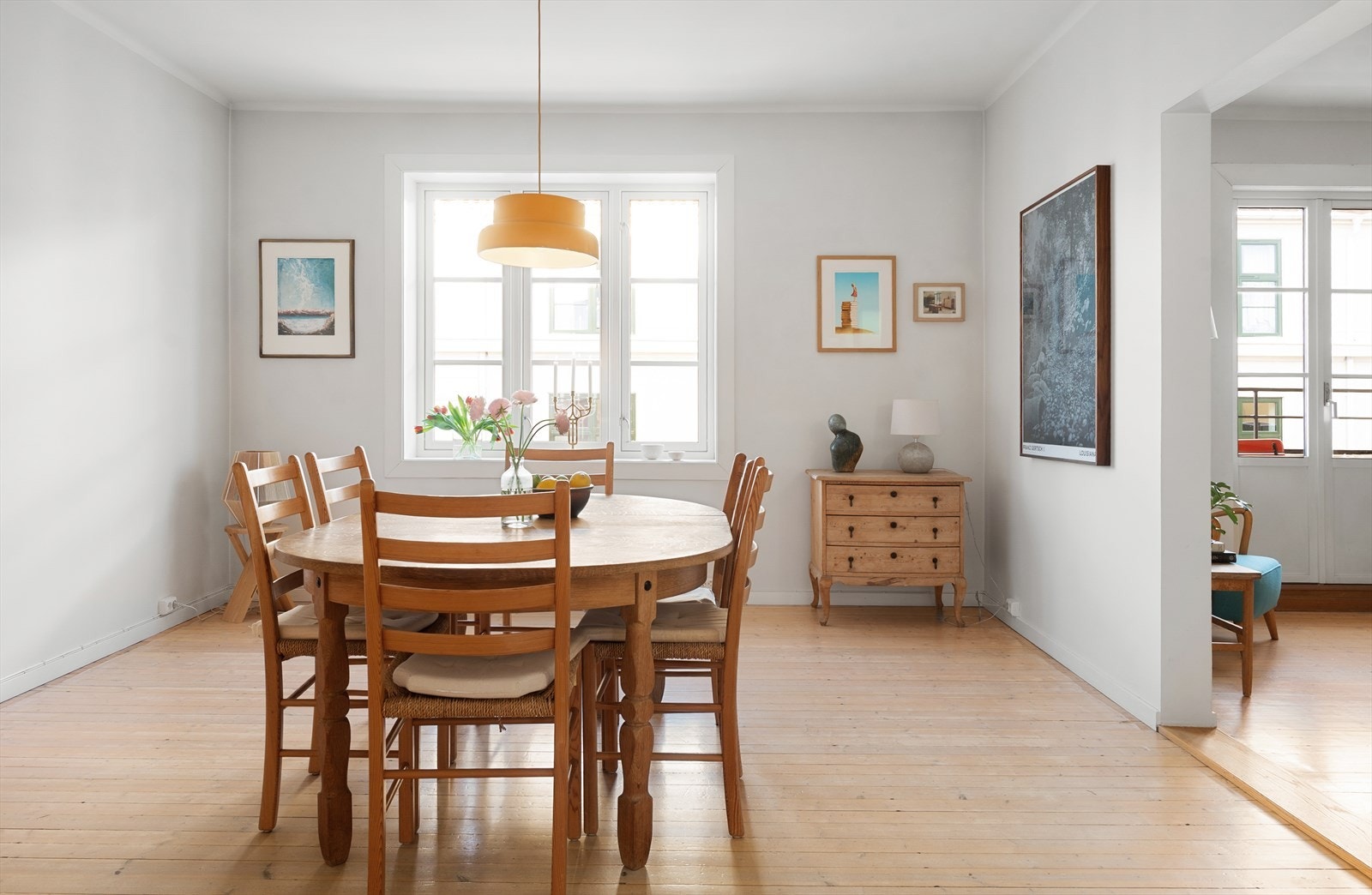 Leiligheten har to store oppholdsrom ved siden av hverandre hvor det ene rommet i dag blir benyttet som spisestue Galleribilde