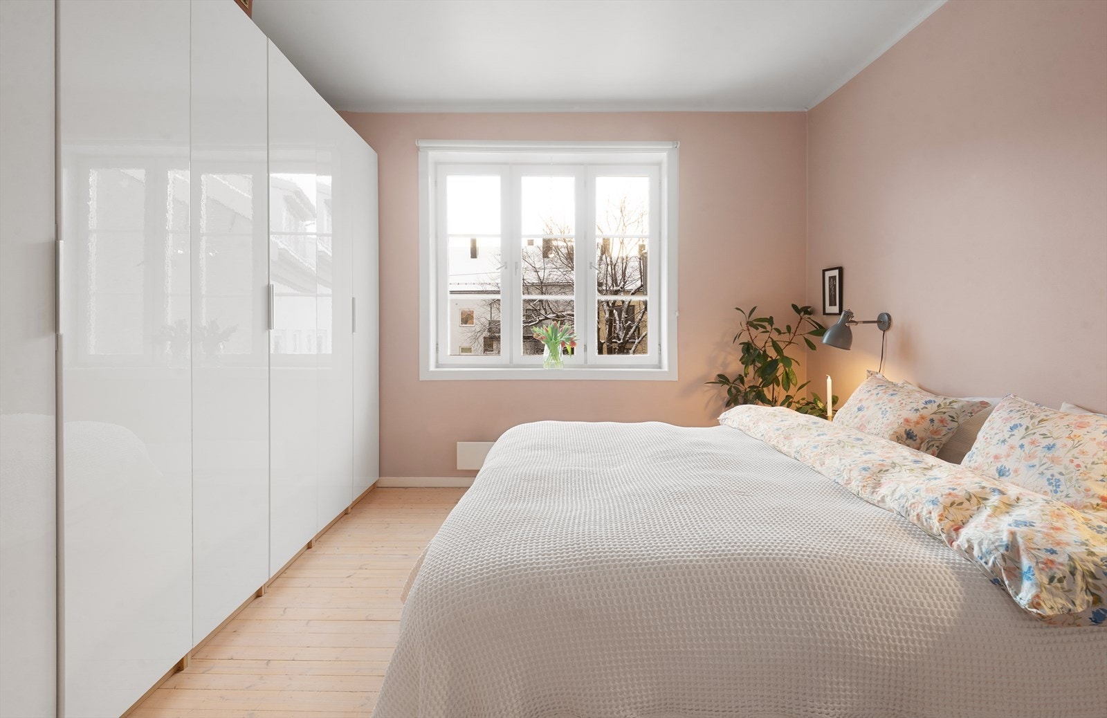 Hovedsoverommet er romslig med god plass til dobbeltseng og nattbord Galleribilde